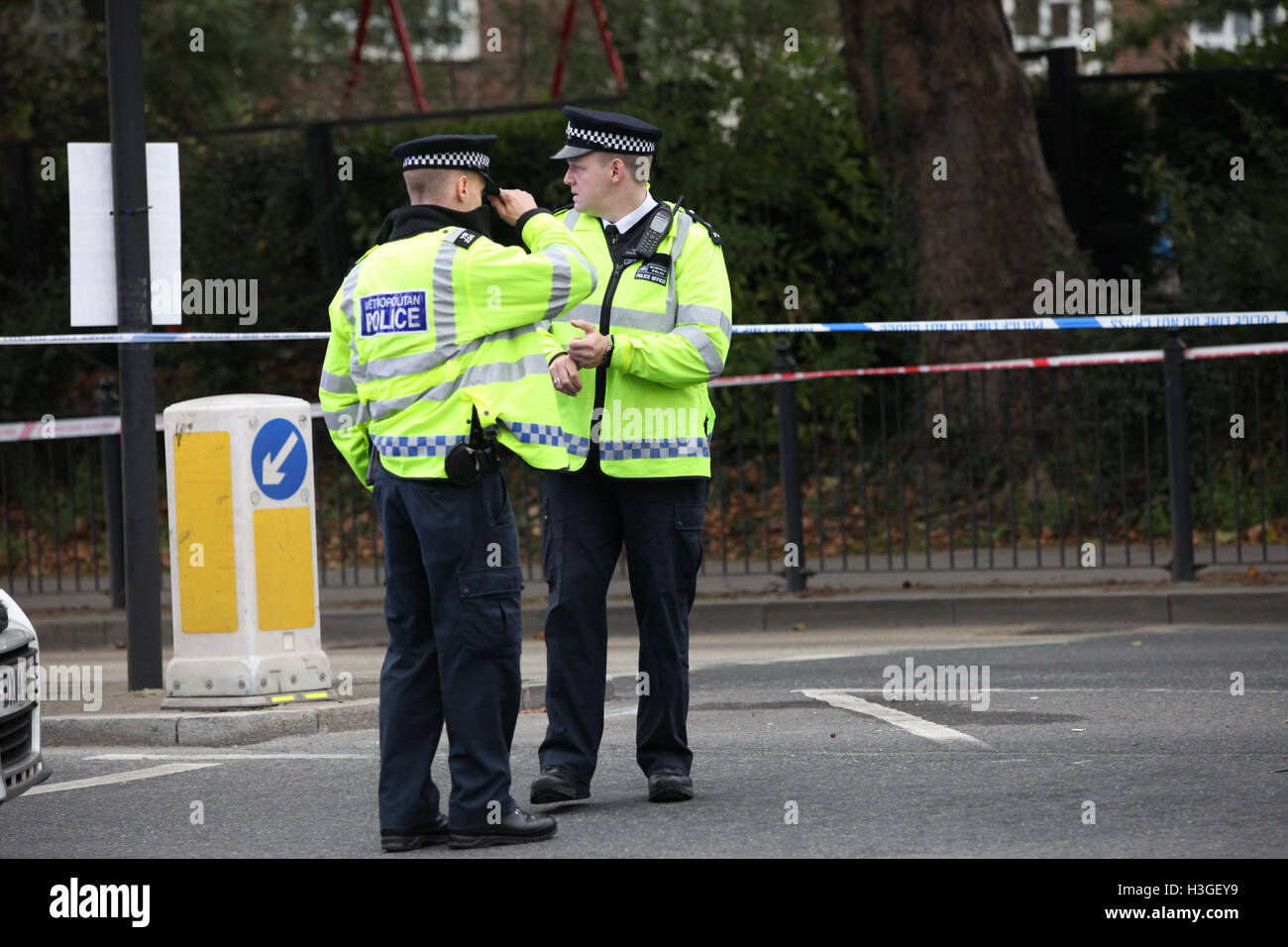 Haringey, Nord-London. 8. Oktober 2016. Absperrungen sind in der Szene. Ein Mann kämpft für Leben im Krankenhaus, nachdem er angeschossen in Hornsey High Street am Freitag 7. Oktober, Haringey, Nord-London.  Bildnachweis: Dinendra Haria/Alamy Live-Nachrichten Stockfoto