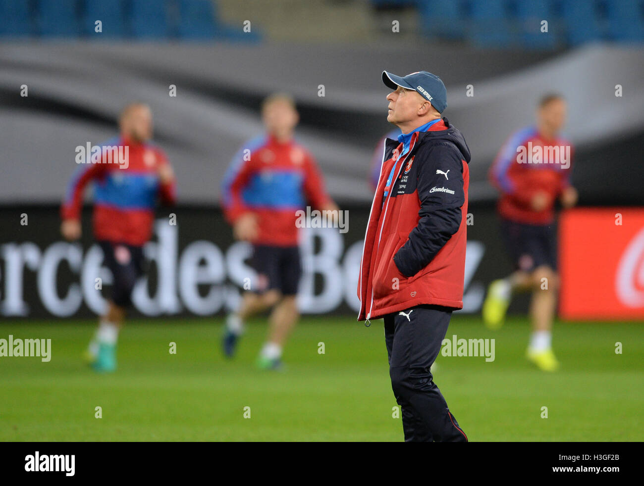 Hamburg, Deutschland. 7. Oktober 2016. Karel Jarolim, Trainer der Tschechischen Fußball-Nationalmannschaft, während einer Trainingseinheit im Volksparkstadion in Hamburg, Deutschland, 7. Oktober 2016 abgebildet. Deutschland stehen die Tschechische gedrehten in einem WM-Qualifikationsspiel am 8. Oktober 2016. Foto: DANIEL BOCKWOLDT/DPA/Alamy Live-Nachrichten Stockfoto