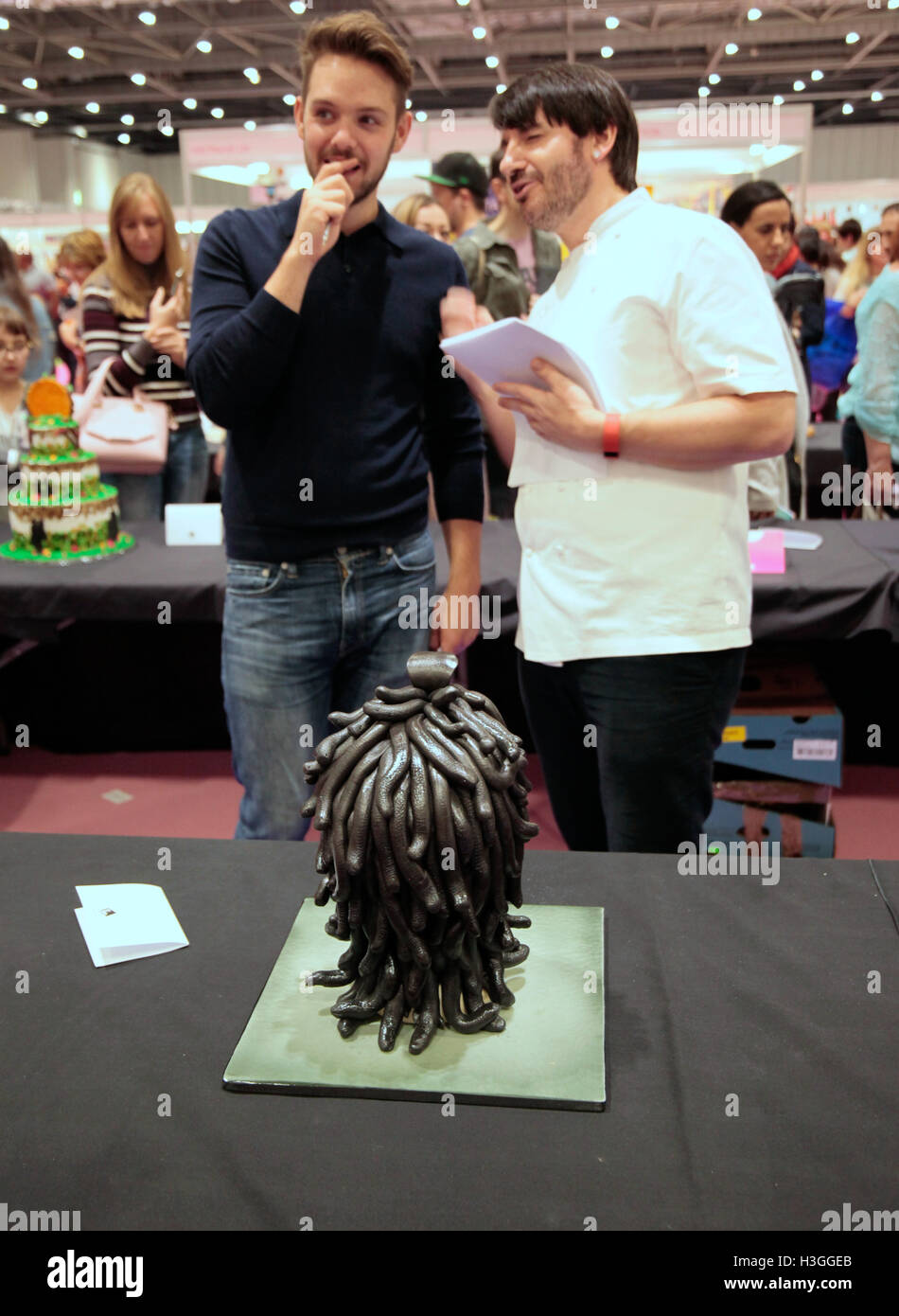 London, UK. 8. Oktober 2016. London Excel statt Kuchen und Backen zeigen 2016, einige wunderbaren Kuchen waren auf dem Display und Richter von Eric Lanlard und John Whaite.  Bildnachweis: Paul Quezada-Neiman/Alamy Live-Nachrichten Stockfoto