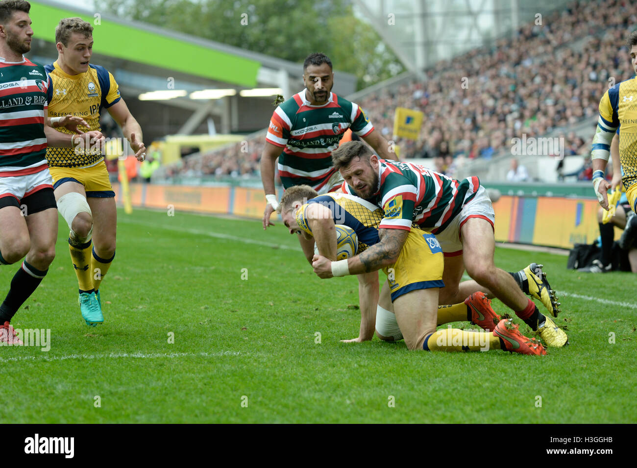 Leicester, UK. 8. Oktober 2016. Leicester Tigers Vs Worcester Warriors Welford Road, 10.08.2016. Ein letzter Graben Tackle in einem seltenen Krieger-Angriff. Bildnachweis: Tom Flynn/Alamy Live-Nachrichten Stockfoto