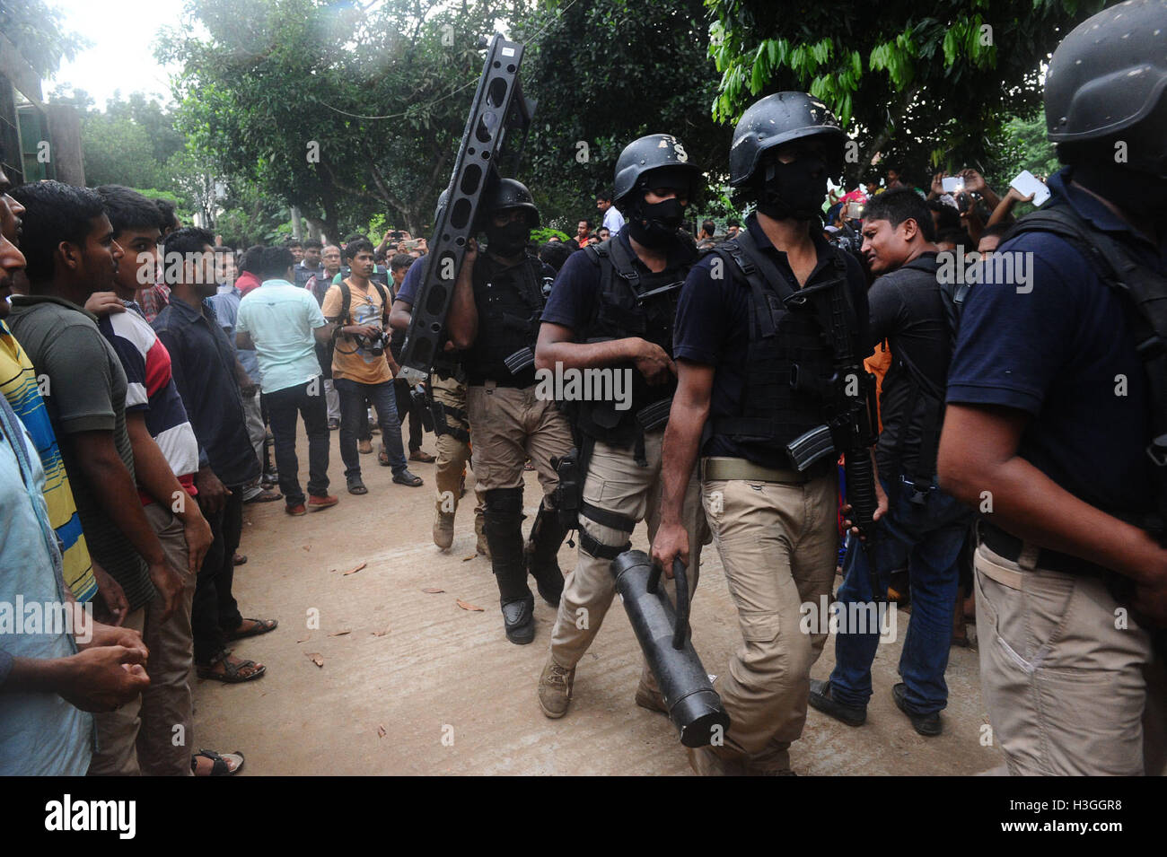 Dhaka, Bangladesch. 8. Oktober 2016. Polizei und Elite zwingen schnelles Tätigkeit Bataillon (Rab) Mitglieder Verhalten einen Vorgang für ein Versteck der verbotenen islamistischen Outfit Jamaatul Mujahideen Bangladesh (JMB) in Gazipur am Stadtrand von Dhaka, Bangladesh, 8. Oktober 2016. Die Regierung von Bangladesch hart an einheimische Kämpfer durch eine Anzahl von Laufwerken, Tötung 11 mutmaßliche militante in Operationen durch die Strafverfolgungsbehörden in den verschiedenen Regionen am Samstag kam, sagten Beamte. Bildnachweis: Jibon Ahsan/Xinhua/Alamy Live-Nachrichten Stockfoto