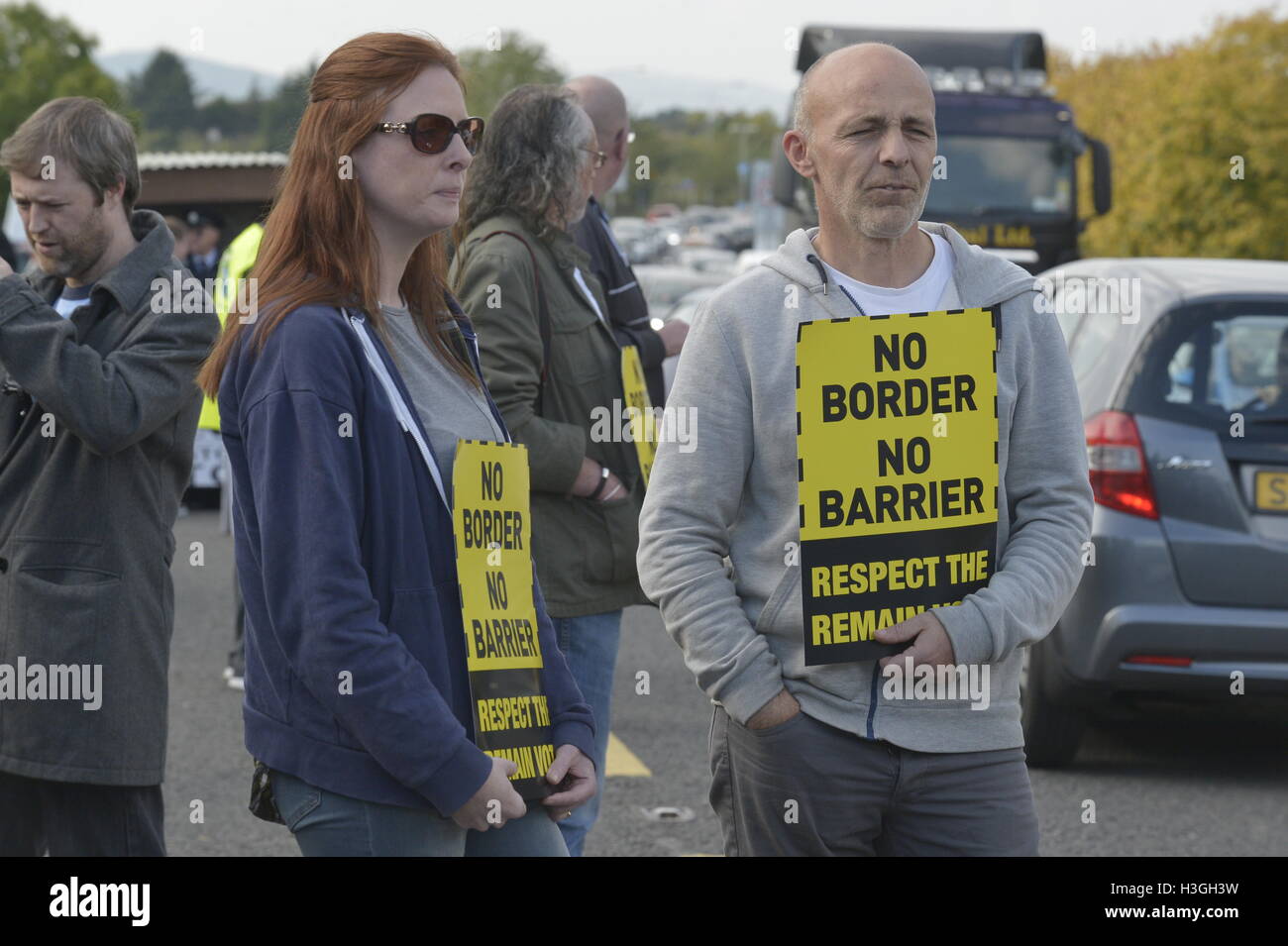 Londonderry, Nordirland. 8. Oktober 2016. Brexit Protest. Hunderte von Menschen von beiden Seiten der irischen Grenze versammeln sich am Londonderry – Donegal Grenze gegen Austritt und die Auswirkungen haben sie auf Nordirland und der Republik Irland zu protestieren. Demonstranten richten Sie ein mock Zoll Checkpoint auf der Straße Grenze überschreiten. Bildnachweis: George Sweeney / Alamy Live News Stockfoto