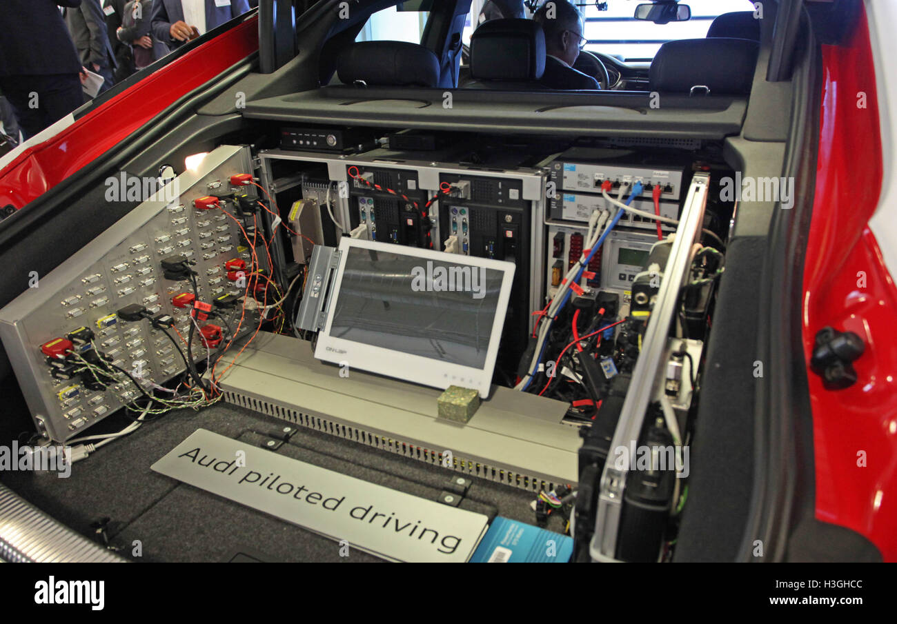 Belmont, Kalifornien, USA. 5. Oktober 2016. Technische Ausrüstungen für automatisiertes Fahren gesehen im Kofferraum eines Audi RS 7, genannt Bobby, in Belmont, Kalifornien, USA, 5. Oktober 2016. Foto: Heiko Lossie/Dpa/Alamy Live News Stockfoto