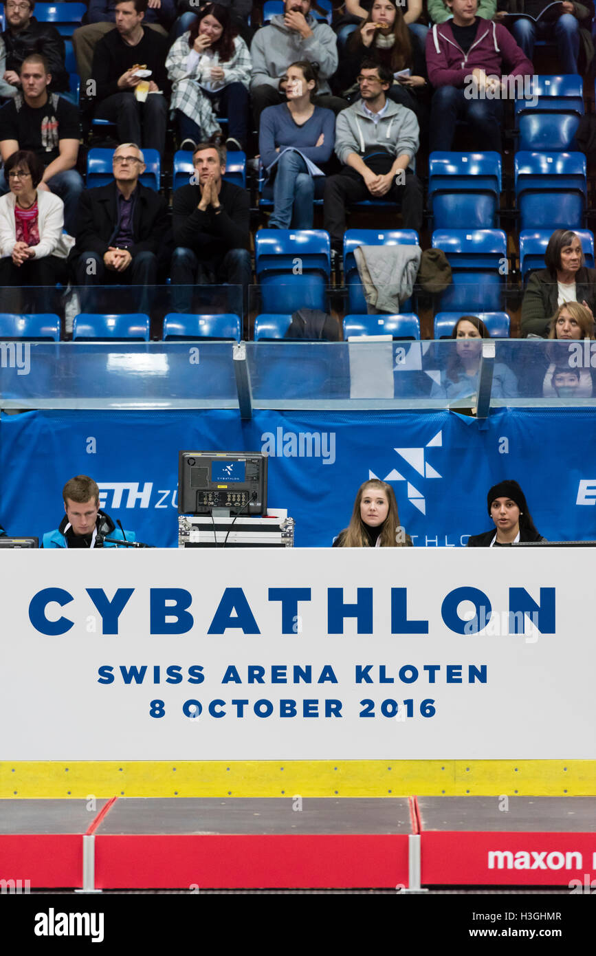 Kloten, Schweiz. 8. Oktober 2016. Das Publikum und die Cybathlon Beamten in der Schweizer Arena in Kloten (Zürich) am Cybathlon, die erste Meisterschaft für racing Piloten mit Behinderungen mit bionischen Geräte. Organisiert von der Eidgenössischen Technischen Hochschule (ETH) Zürich, vereint Cybathlon interdisziplinären Teams von Bio-Ingenieure, Wissenschaftler und Sportler mit körperlicher Behinderung, bei der Lösung von alltäglicher Aufgaben zu konkurrieren und zu zeigen, wie Technologie ermöglicht ihnen die physikalischen Grenzen ihres Körpers zu überwinden. Bildnachweis: Erik Tham/Alamy Live-Nachrichten Stockfoto