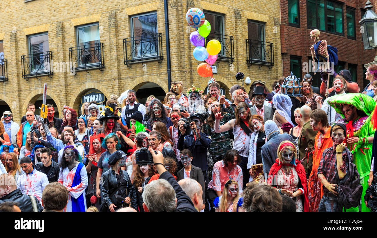 London, UK. 8. Oktober 2016. Eine Zombie-Hexe. Hunderte von Menschen verkleidet als Zombies herumlaufen und ihren Weg durch das Zentrum von London auf einer vorher vereinbarten Route am Welt Zombie Tag 2016, die in London Sehenswürdigkeiten wie der City of London, Covent Garden, Leicester Square und Picadilly Stöhnen. Die Wanderung ist soll von der Nächstenliebe St. Mungo Obdachlose zu unterstützen. Bildnachweis: Imageplotter und Sport/Alamy Live Nachrichten Stockfoto