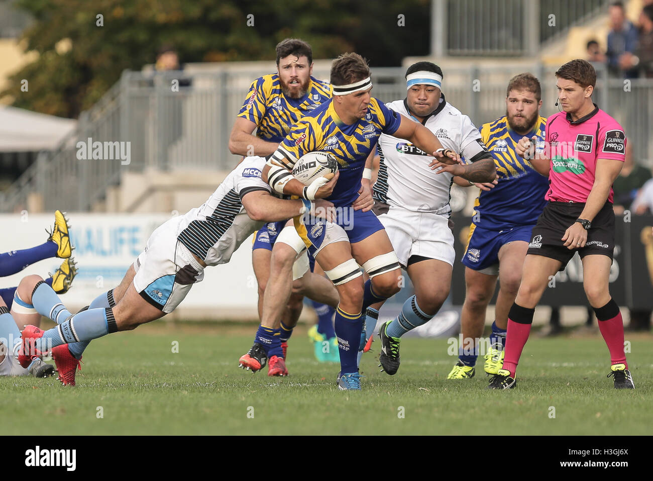 Parma, Italien. 8. Oktober 2016. Andries Van Schalkwyk ist beständig gegen eine große Tackle von Corey Flynn in Guinness Pro 12 Credit: Massimiliano Carnabuci/Alamy Live News Stockfoto