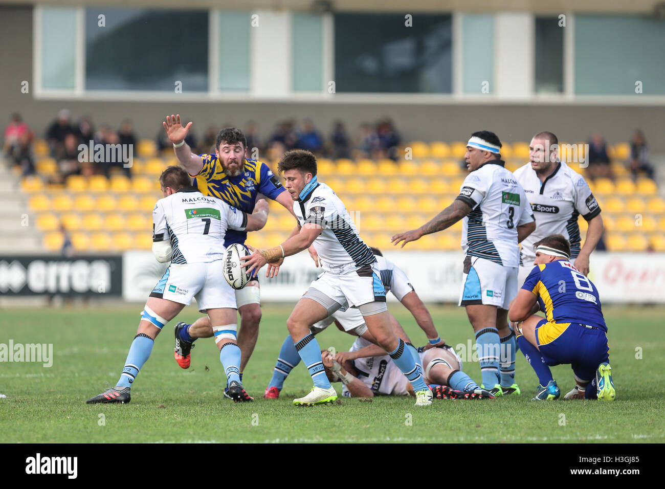 Parma, Italien. 8. Oktober 2016. Glasgow Warriors Scrum Ali Price mit einem Clearence kick in Guinness Pro 12 Credit: Massimiliano Carnabuci/Alamy Live News Stockfoto