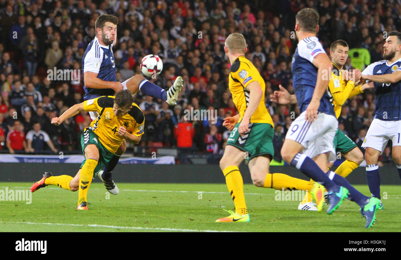 Hampden Park, Glasgow, Schottland. 8. Oktober 2016. FIFA World Cup Football zur Qualifikation. Schottland gegen Litauen. Edvinas Girdvainis Tauchgänge für einen Header an den Füßen von Grant Hanley Credit: Action Plus Sport/Alamy Live News Stockfoto