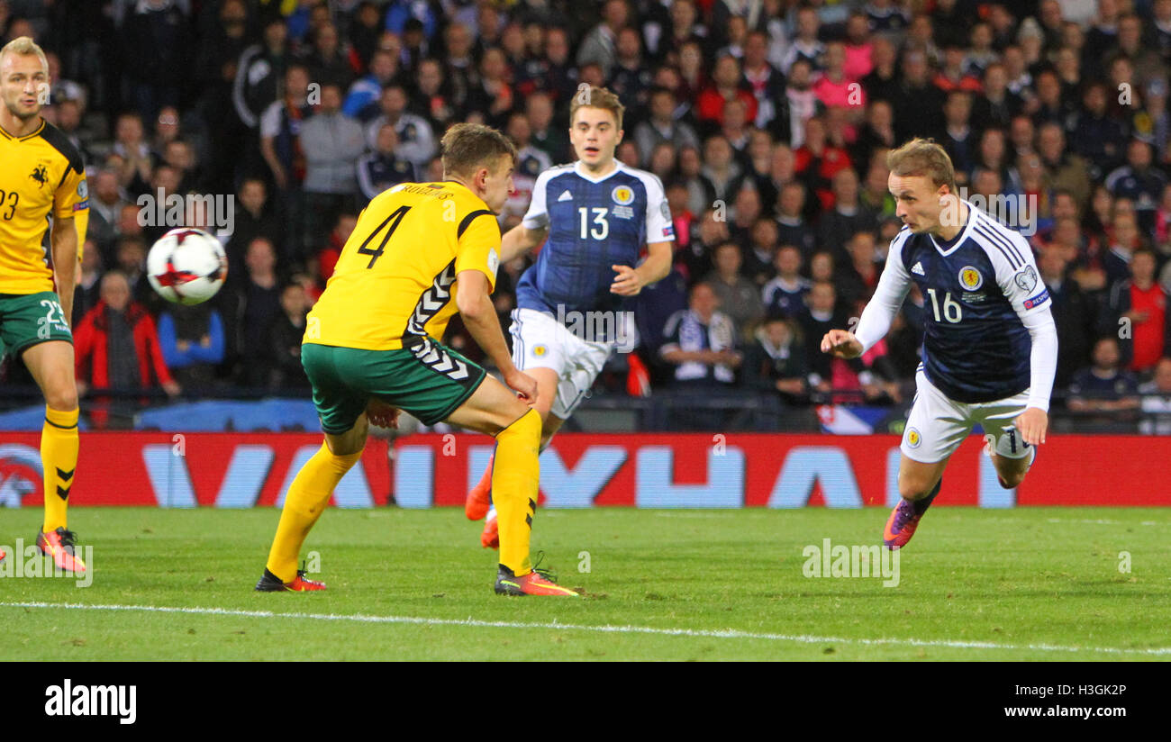 Hampden Park, Glasgow, Schottland. 8. Oktober 2016. FIFA World Cup Football zur Qualifikation. Schottland gegen Litauen. Leigh Griffiths blinkt ein Flugkopfball in Richtung Ziel Credit: Action Plus Sport/Alamy Live News Stockfoto