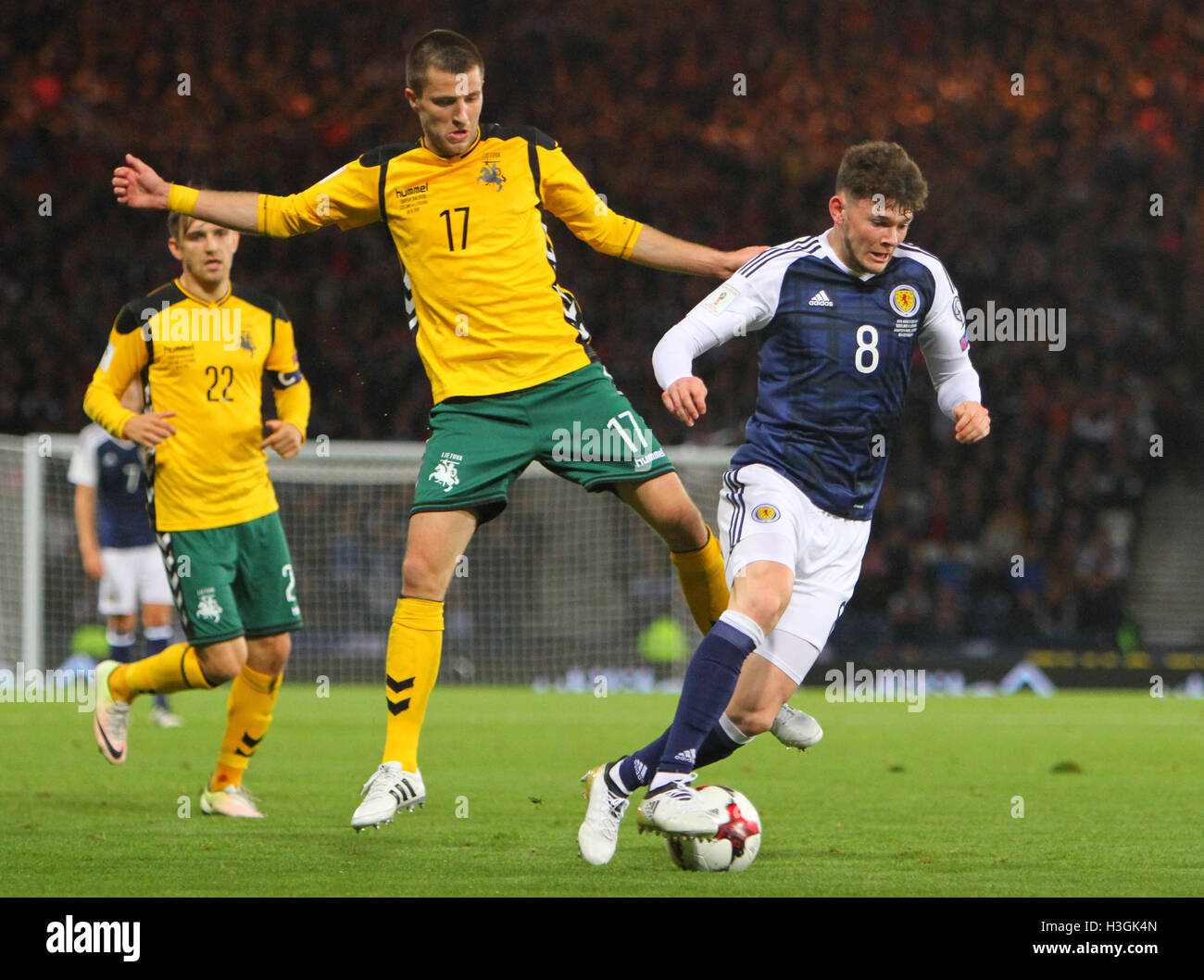 Hampden Park, Glasgow, Schottland. 8. Oktober 2016. FIFA World Cup Football zur Qualifikation. Schottland gegen Litauen. Mantas Kuklys versucht, Oliver Burke Credit anzugehen: Action Plus Sport/Alamy Live News Stockfoto