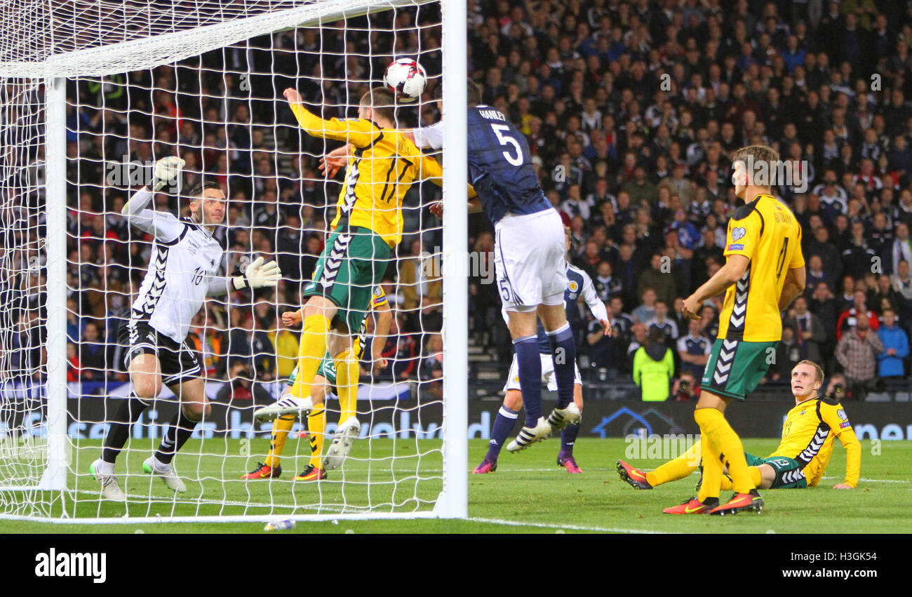 Hampden Park, Glasgow, Schottland. 8. Oktober 2016. FIFA World Cup Football zur Qualifikation. Schottland gegen Litauen. Grant Hanley leitet über die Querlatte in den sterbenden Minuten des Spiels Credit: Action Plus Sport/Alamy Live News Stockfoto