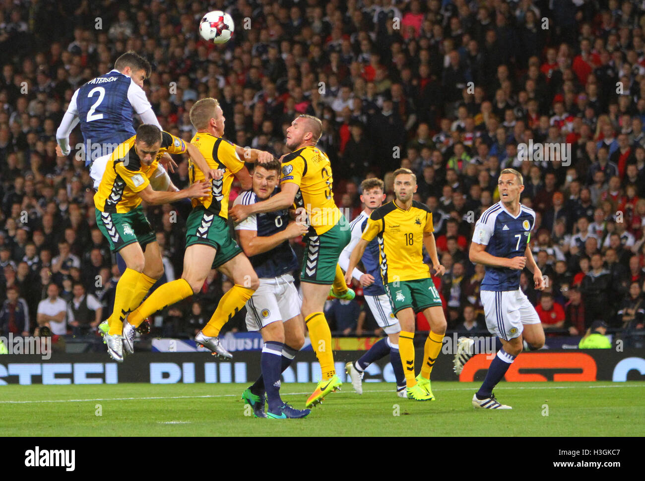 Hampden Park, Glasgow, Schottland. 8. Oktober 2016. FIFA World Cup Football zur Qualifikation. Schottland gegen Litauen. Callum Paterson outjumps Kopf nach einer Ecke Credit: Action Plus Sport/Alamy Live News Stockfoto