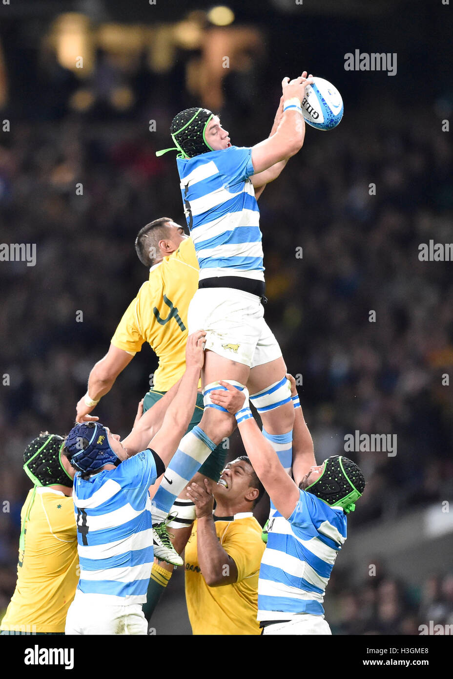 London, UK. 8. Oktober 2016. Joaquín Tuculet von Team Argentinien fängt den Ball während Rugby Championship Game - Argentinien Vs Deutschland im Twickenham Stadium. Bildnachweis: Taka Wu/Alamy Live-Nachrichten Stockfoto