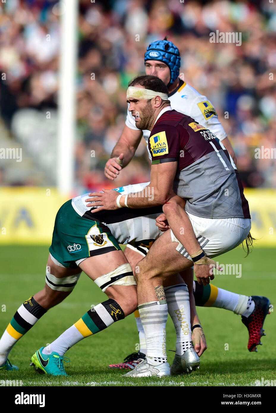 London, UK. 8. Oktober 2016. Jamie Roberts von Harlekinen wurde während der Aviva Premiership Rugby-Spiel zwischen Harlekine und Northampton Saints in Twickenham Stoop am Samstag in Angriff genommen. Bildnachweis: Taka Wu/Alamy Live-Nachrichten Stockfoto