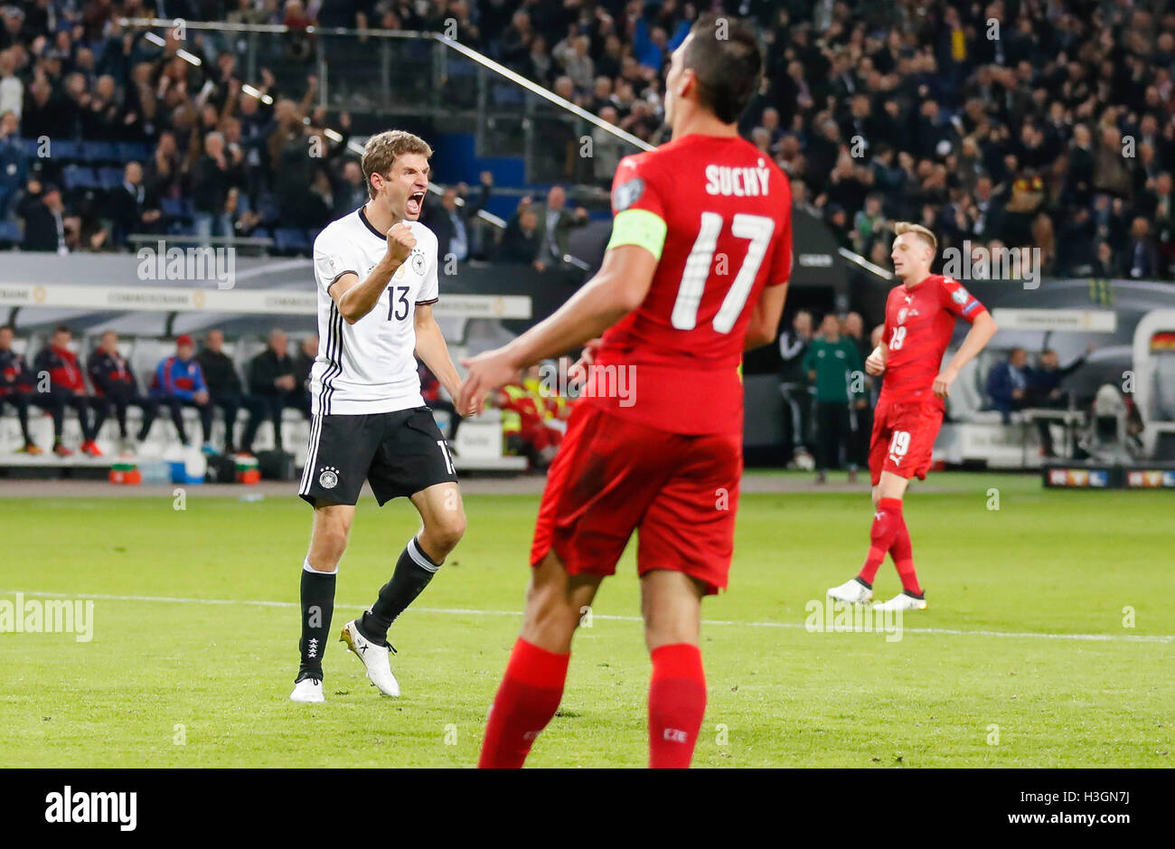 Hamburg, Deutschland. 8. Oktober 2016. Thomas MUELLER, DFB 13 feiert seinen Goalfot 1-0, Jubel, Freude, Emotionen, feiern, lachen, jubeln, jubeln, zerreißt die Arme, ballte die Faust, WM Qualifikation Deutschland - Tschechien 3: 0 in Hamburg, Deutschland am 8. Oktober 2016/08.10.2016 Credit: Peter Schatz/Alamy Live News Stockfoto