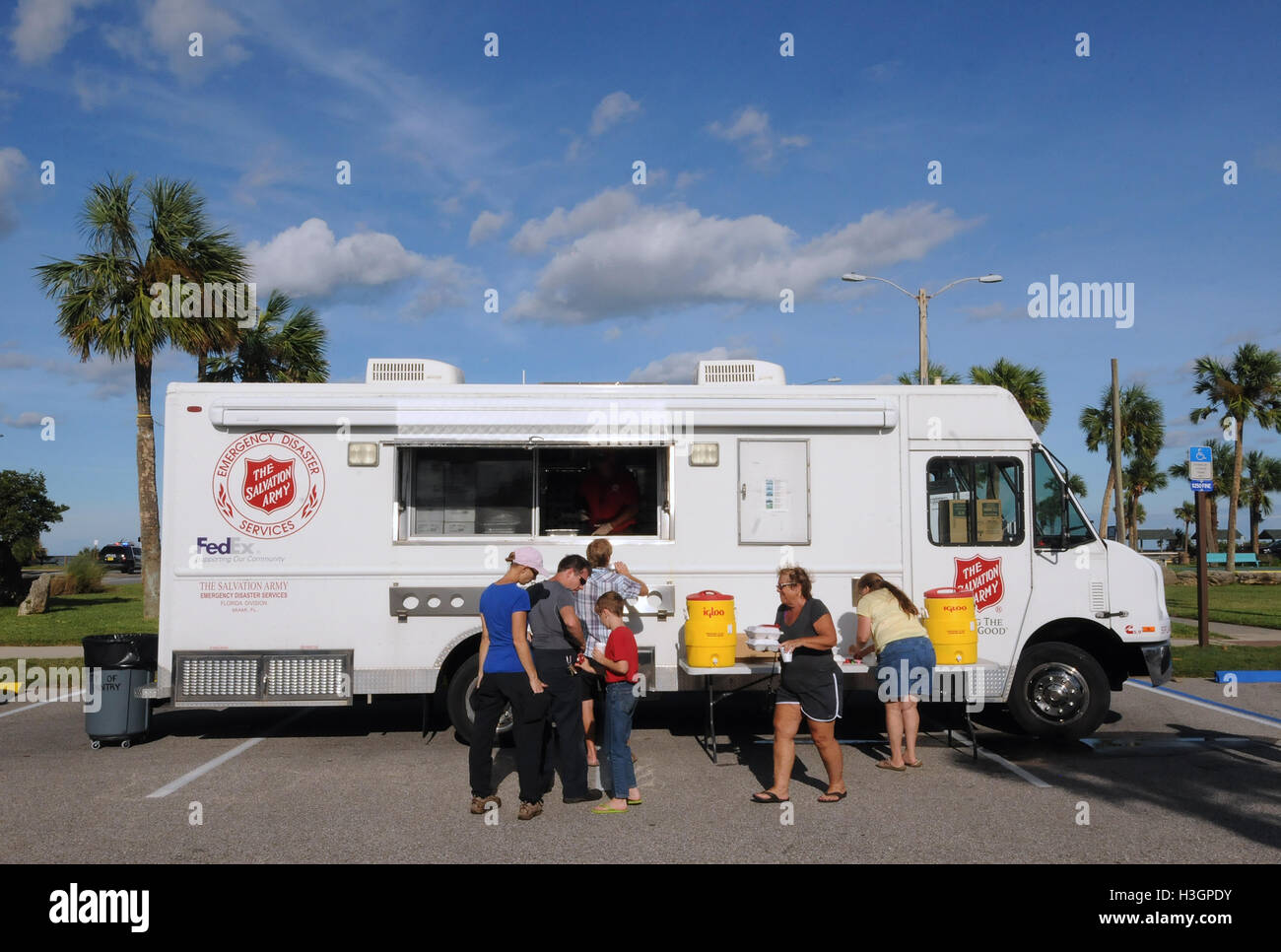 Flagler Beach, Florida, USA. 8. Oktober 2016. Opfer von Hurrikan Matthew erhalten Speisen und Getränke von einem LKW von Salvation Army Emergency Disaster Services folgende den Schaden verursacht durch Hurrikan Matthew in Flagler Beach, Florida am 8. Oktober 2016 betrieben. Bildnachweis: Paul Hennessy/Alamy Live-Nachrichten Stockfoto