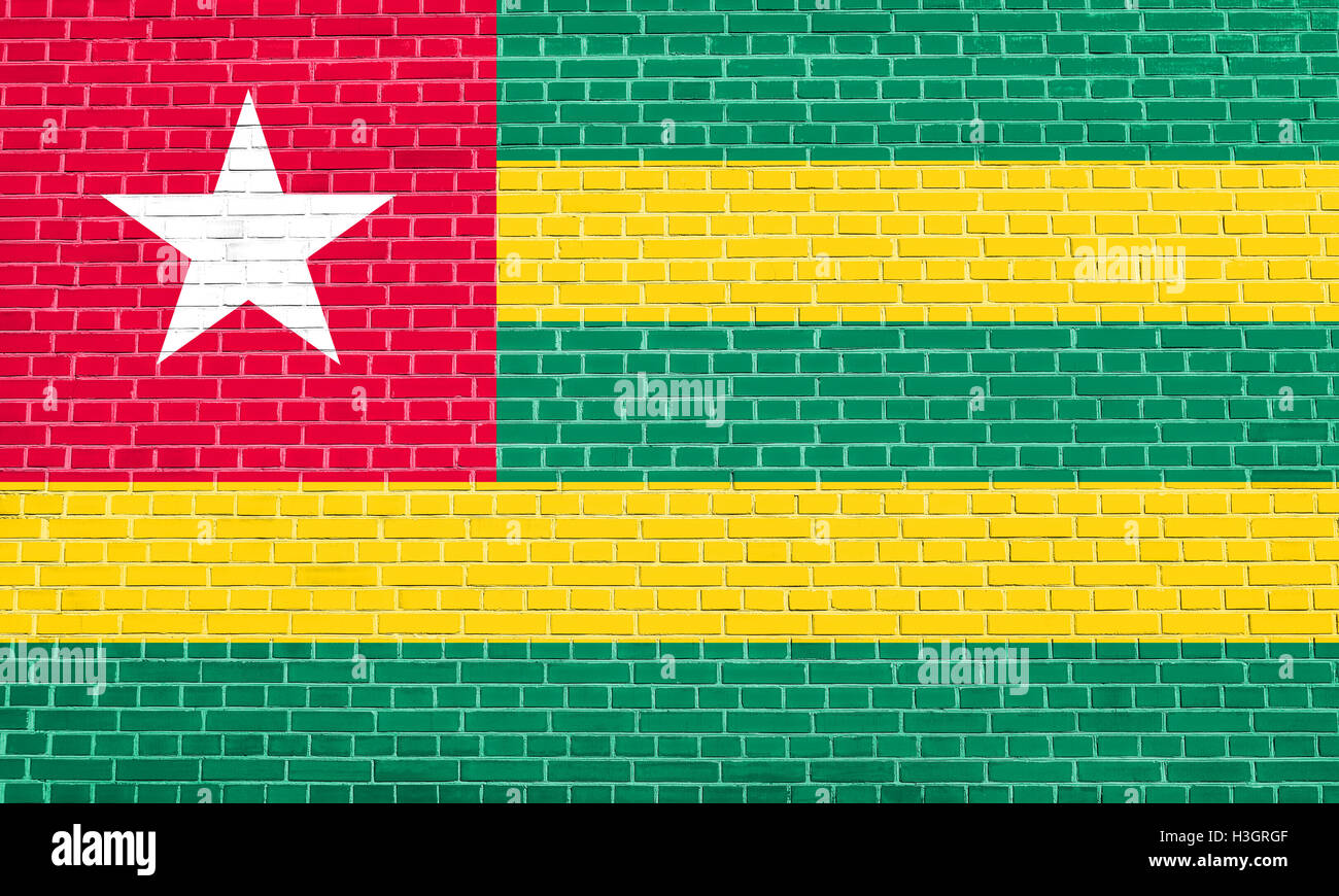 Togoische offizielle Nationalflagge. Afrikanische patriotischen Symbol, Banner, Element, Hintergrund. Flagge von Togo auf Ziegel Wand Textur Stockfoto