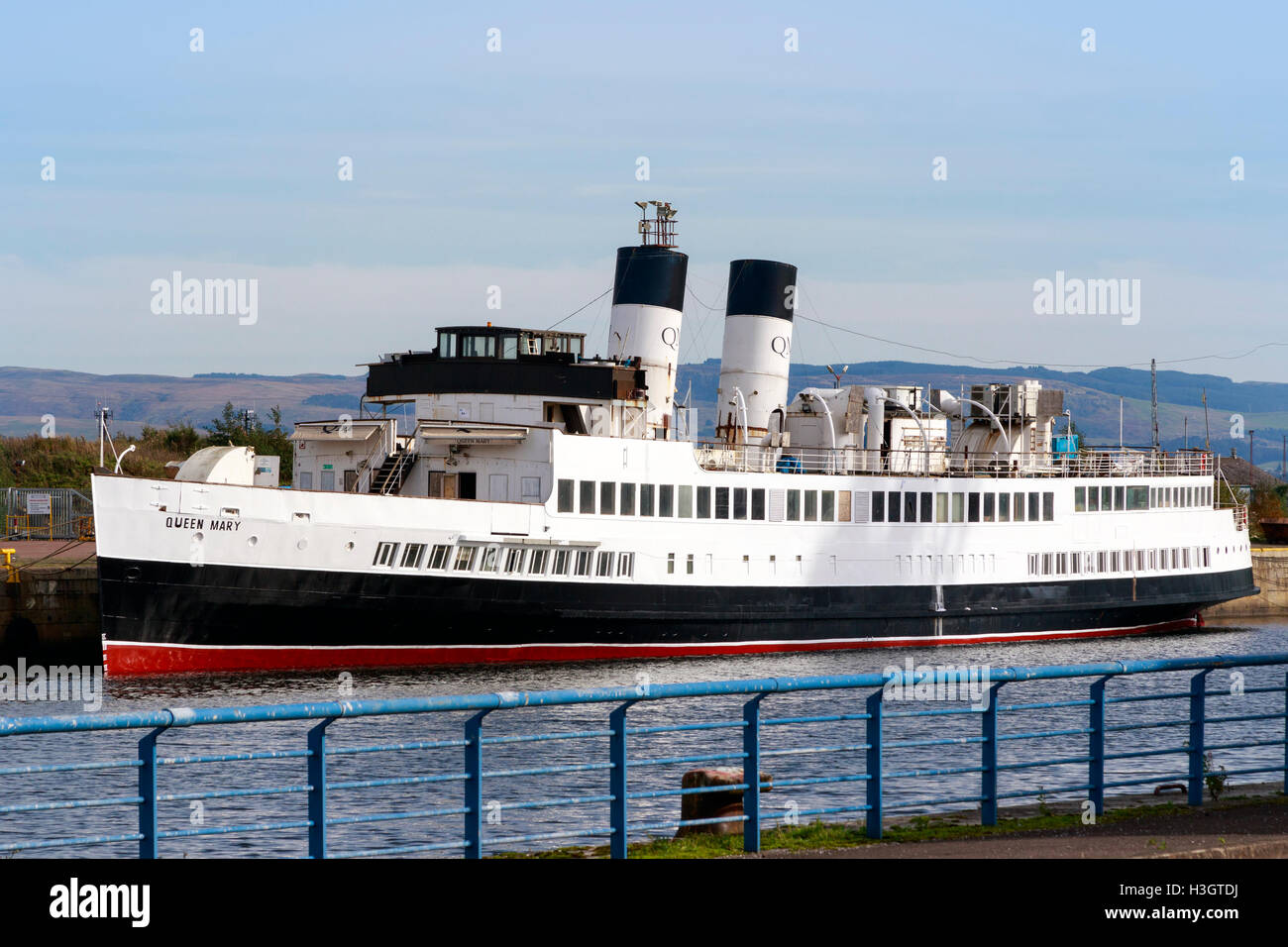 TSS (Turbine Steam Ship) Queen Mary, erbaut 1933 in Dumbarton, Bertheed an James Watt Docks wartet auf Renovierung und Reparatur, grün Stockfoto