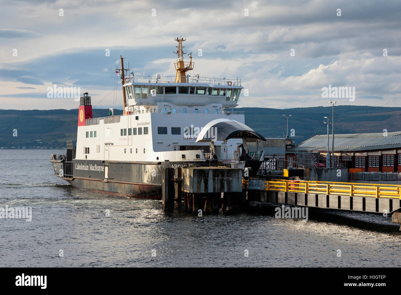 Caledonian MacBrayne Fähre am Wemyss Bay Pier, Renfrewshire, Schottland, auf den Firth of Clyde Stockfoto