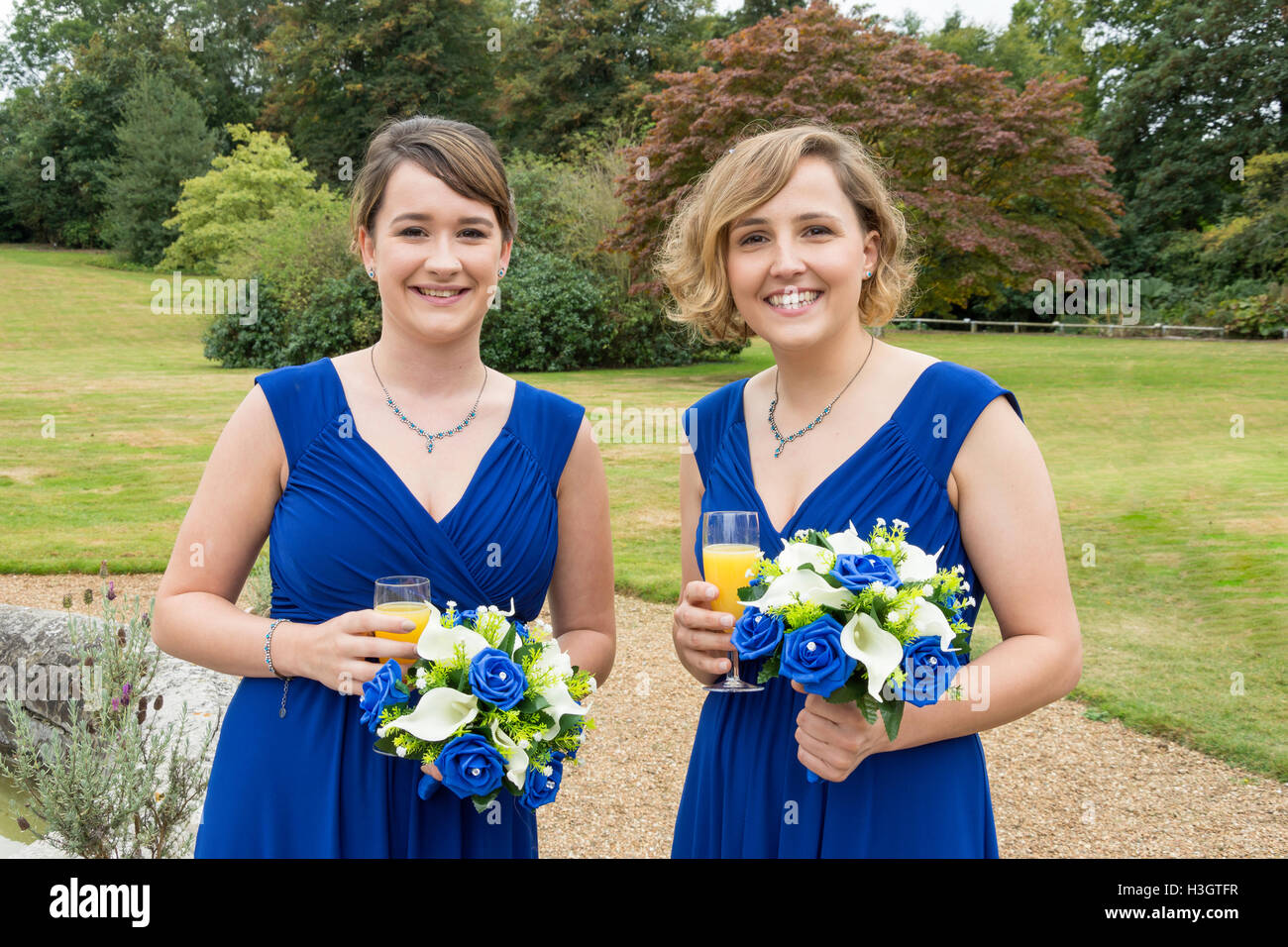 Brautjungfern bei Hochzeit, in der Nähe von Maidstone, Kent, England, Vereinigtes Königreich Stockfoto