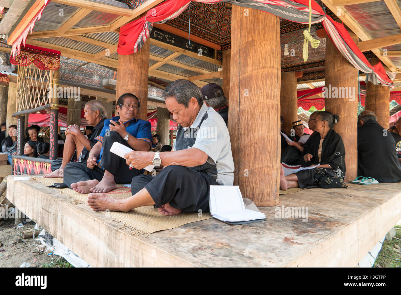 Familie und Verwandten Beerdigung tagsüber an der speziellen Hütte im Norden Toraja, Indonesien. Stockfoto