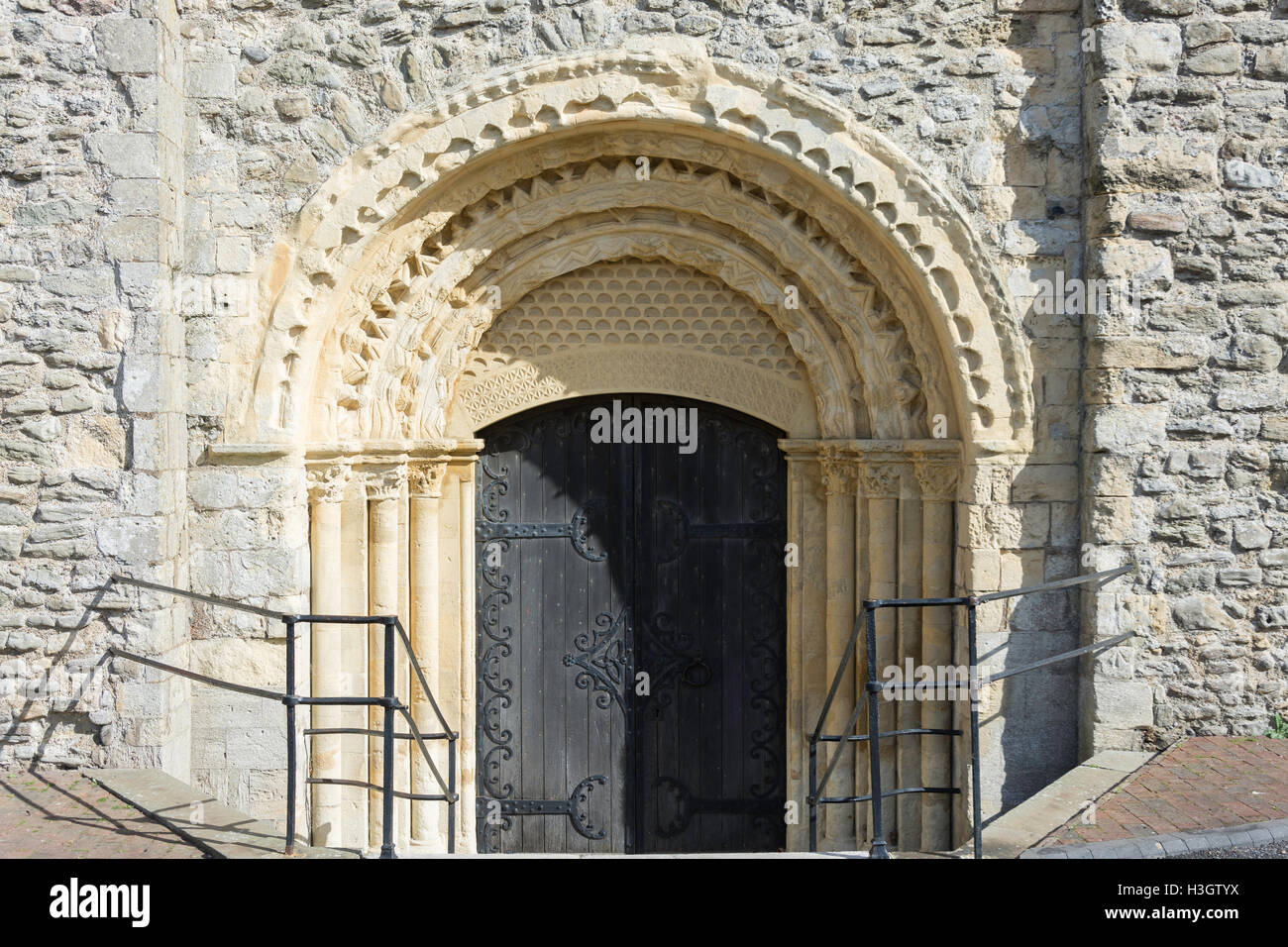 Alte Eingangstür, St.-Nikolaus-Kirche, Church Road, New Romney, Kent, England, Großbritannien Stockfoto