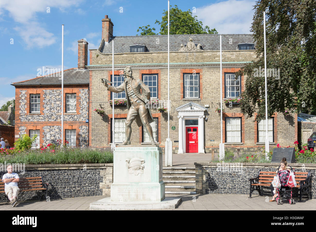 Thomas Paine Statue und des Königs Hausgärten, King Street, Thetford, Norfolk, England, Vereinigtes Königreich Stockfoto