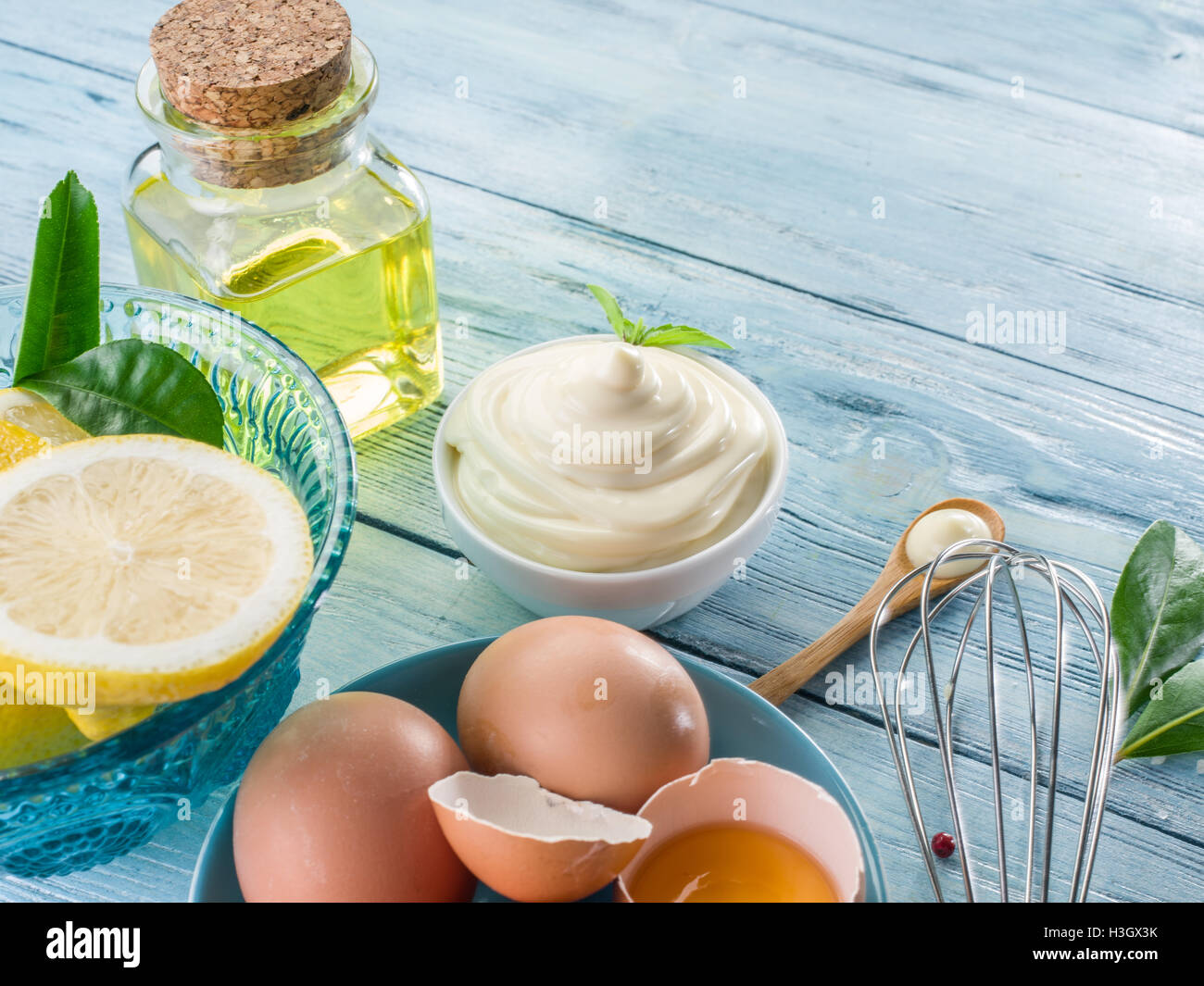 Natürliche Mayonnaise Zutaten und die Sauce selbst. Stockfoto