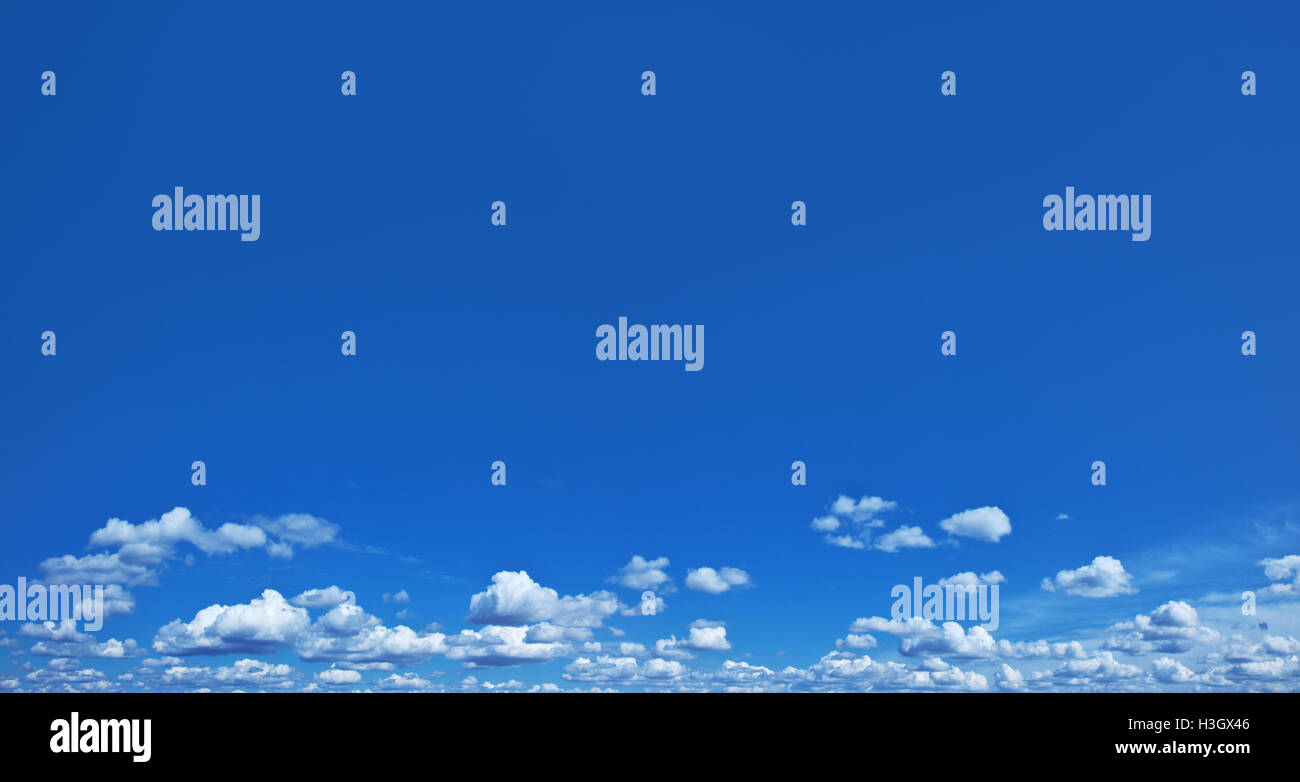 Heap-Wolken am blauen Himmel. Stockfoto