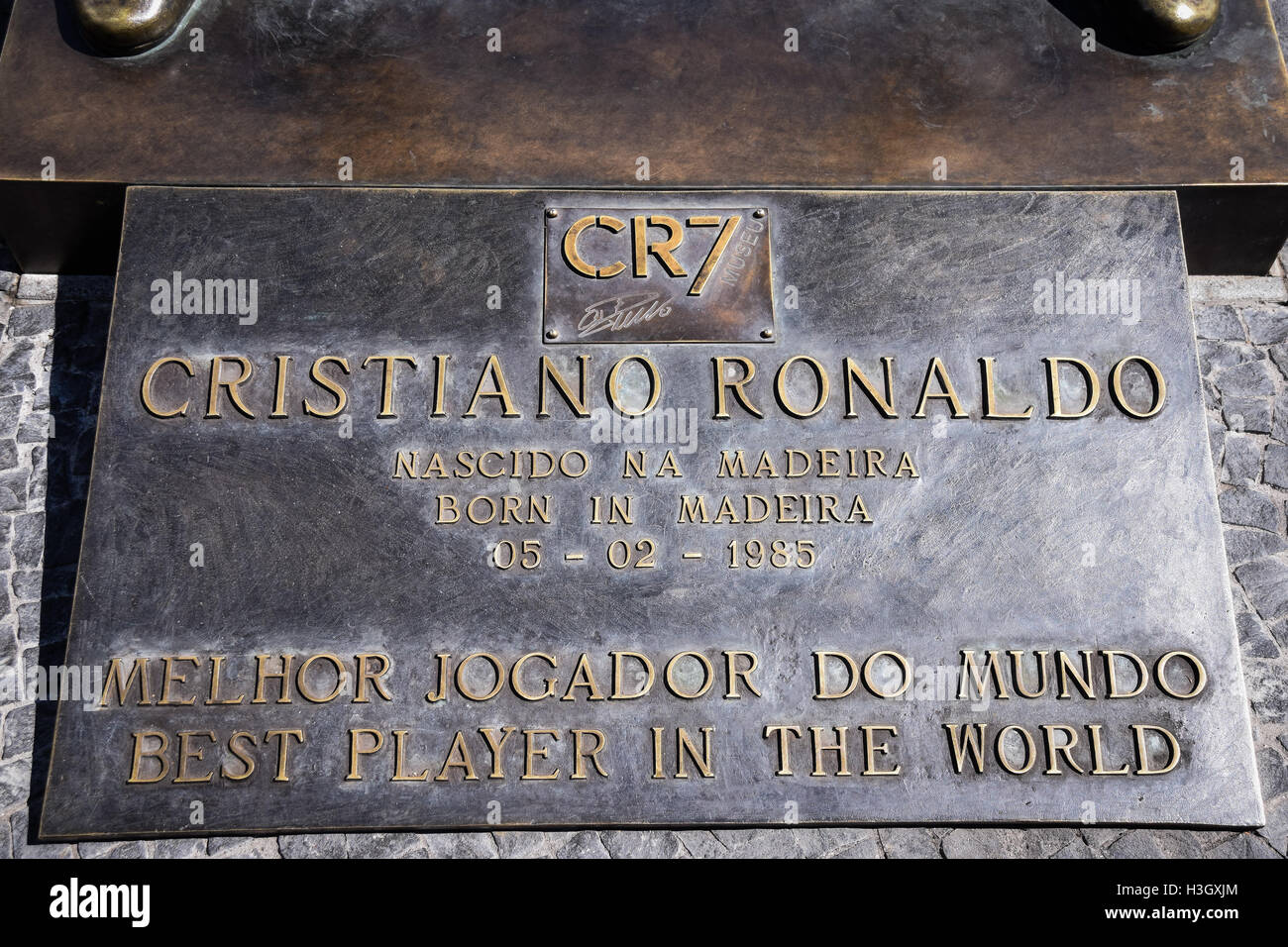 Gedenktafel an der Basis von Cristiano Ronaldo-Statue in Funchal, Madeira Stockfoto