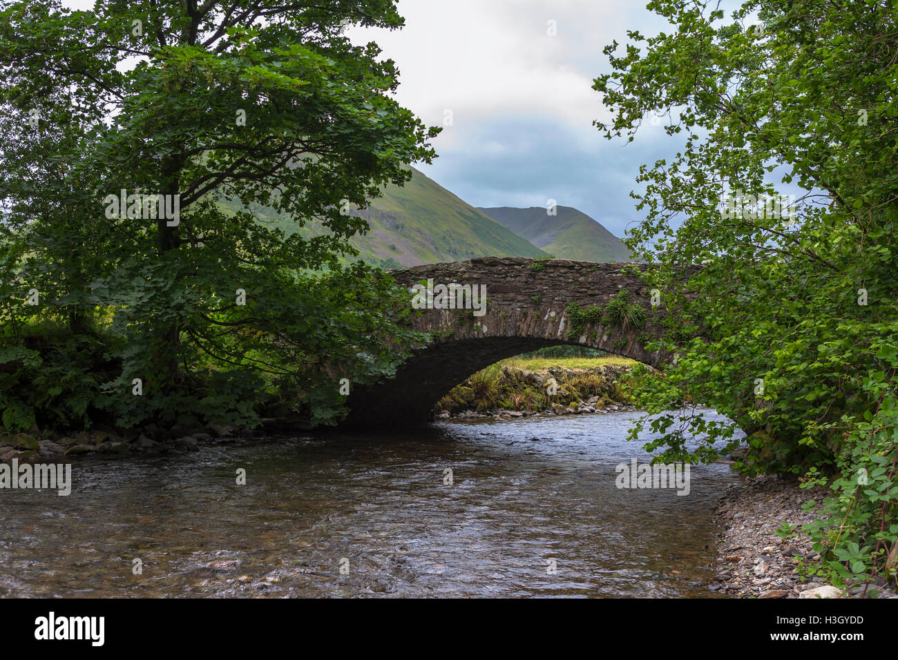 Kuh-Brücke über Goldrill Beck, Lake District, Cumbria, England Stockfoto