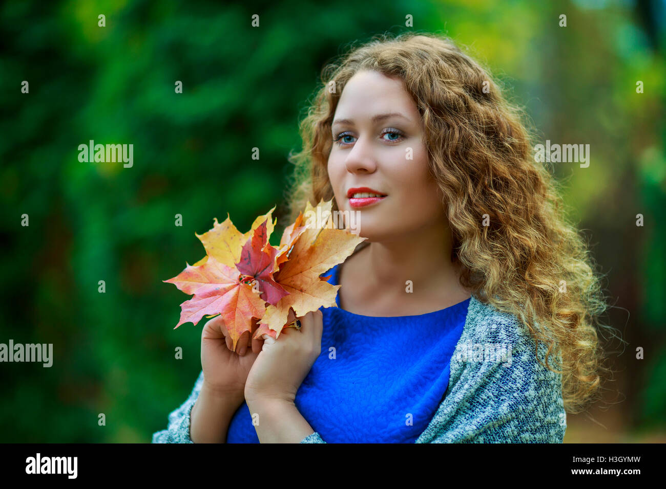 Plus Size Model Im Herbst Park Schone Stockfotografie Alamy