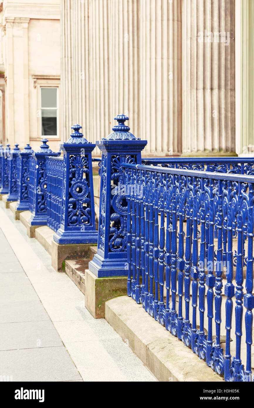Bild des blauen Gusseisen Zaun. Stadt in Glasgow, Schottland. Stockfoto