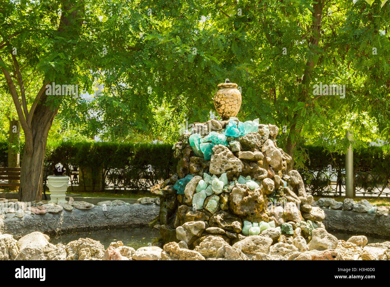 Brunnen Steine Mit Einem Krug In Sommerpark Stockfoto Bild