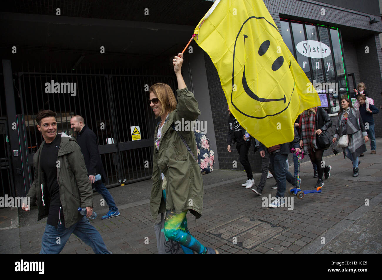 Demo-Save UK Nachtleben folgt die Schließung des Londoner Club Stoff Demonstranten kämpfen um Londons berühmte Orte in dieser Londoner clubbing Szene Demonstration am Samstag, 8. Oktober 2016 in London Vereinigtes Königreich zu retten.  Der Protest fordert Regierung auf diesem Gebiet zu schützen unsere Kultur in London und in ganz Großbritannien. Beginnend in Hoxton Square, versammelten sich Demonstranten in eine friedliche und fröhliche und lebendige Protest zur Sensibilisierung für Schwierigkeiten, die durch elektronische Musik und Clubkultur. Stockfoto