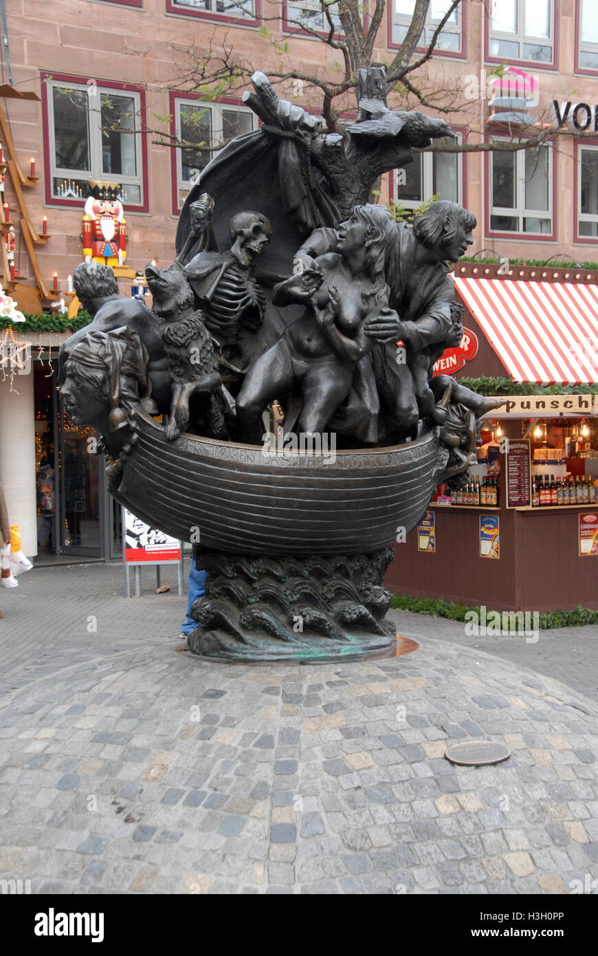 Ein Denkmal für das Schiff des verrückten Mannes oder das „Schiff der Narren“ in Plobenhofstraße, einer der Haupteinkaufsstraßen in Nürnberg, Deutschland Stockfoto