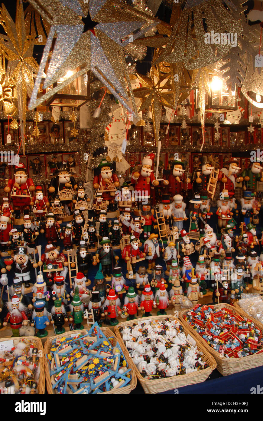 Ein Stand mit einer großen Ausstellung von Weihnachtsfiguren und Spielzeug aus Holz auf dem Nürnberger Weihnachtsmarkt, Deutschland Stockfoto