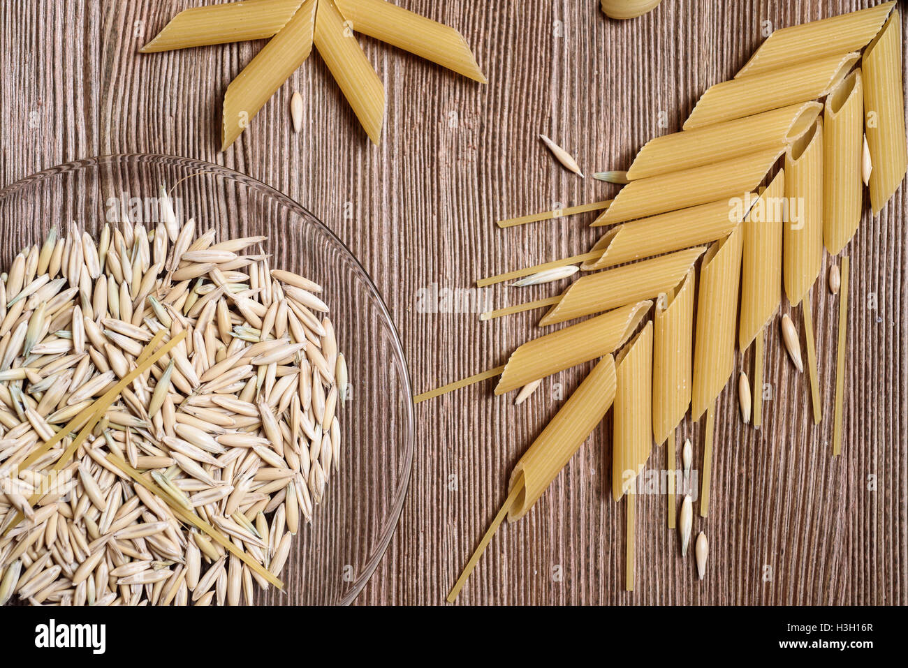 Blick von oben nach unten auf die Pasta und Weizenkörner mit textfreiraum über verwitterten Holztisch Stockfoto