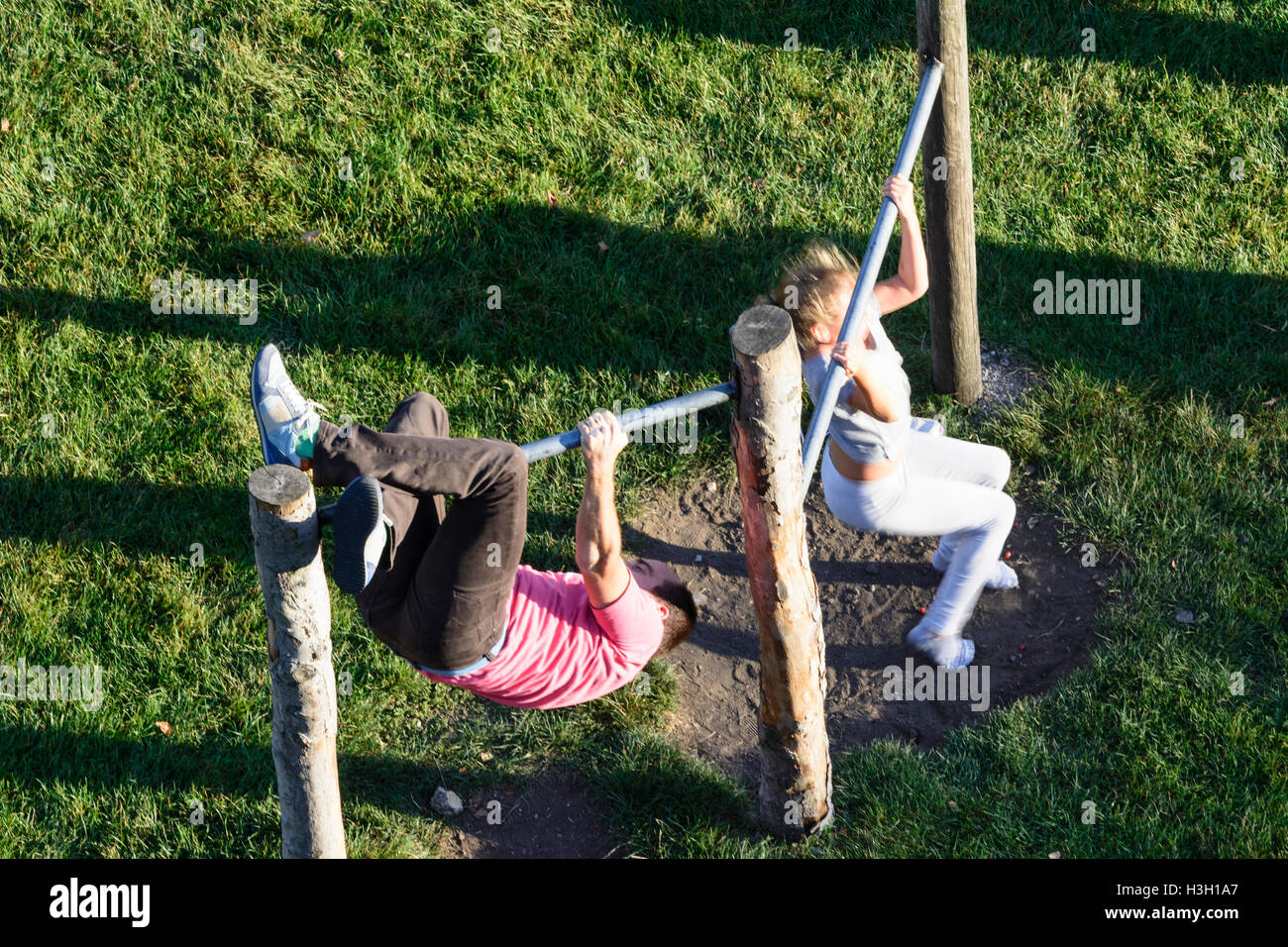 Neulengbach: Erwachsene auf horizontale Leiste am Spielplatz, Wienerwald, Wienerwald, Niederösterreich, Niederösterreich, Österreich Stockfoto