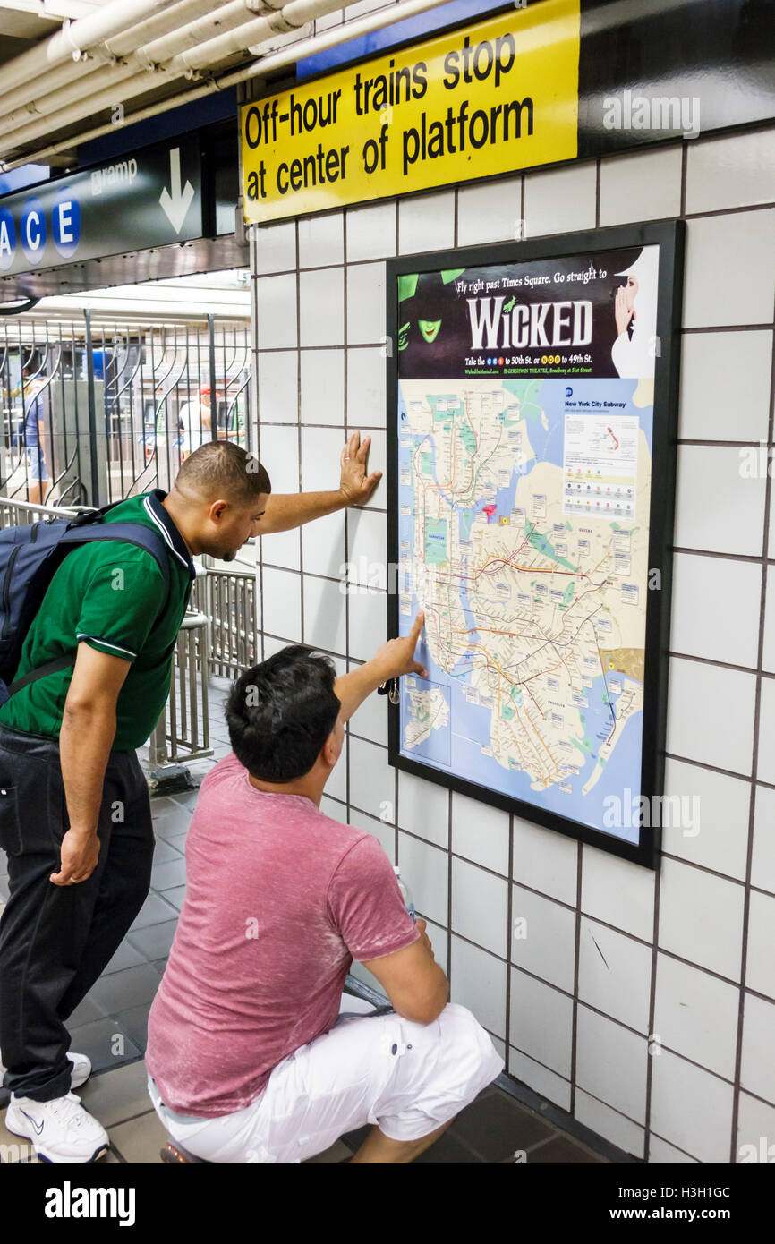 New York City, NY NYC Manhattan, Times Square, 42nd Street, U-Bahn, Station, MTA, Drehkreuz, Ausgang, Hispanic Asian Adult, Adults, man Men Male, Passenger Stockfoto