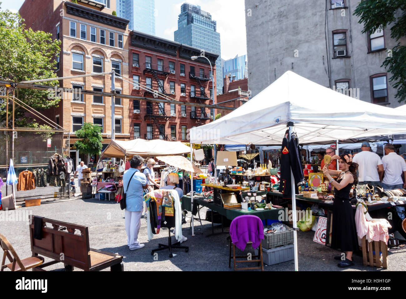 New York City, NY NYC Manhattan, Hell's Kitchen, Hell's Kitchen Flohmarkt, Markt im Freien, Shopping Shopper Shopper Shopper Shop Shops Märkte Marktplatz kaufen Stockfoto