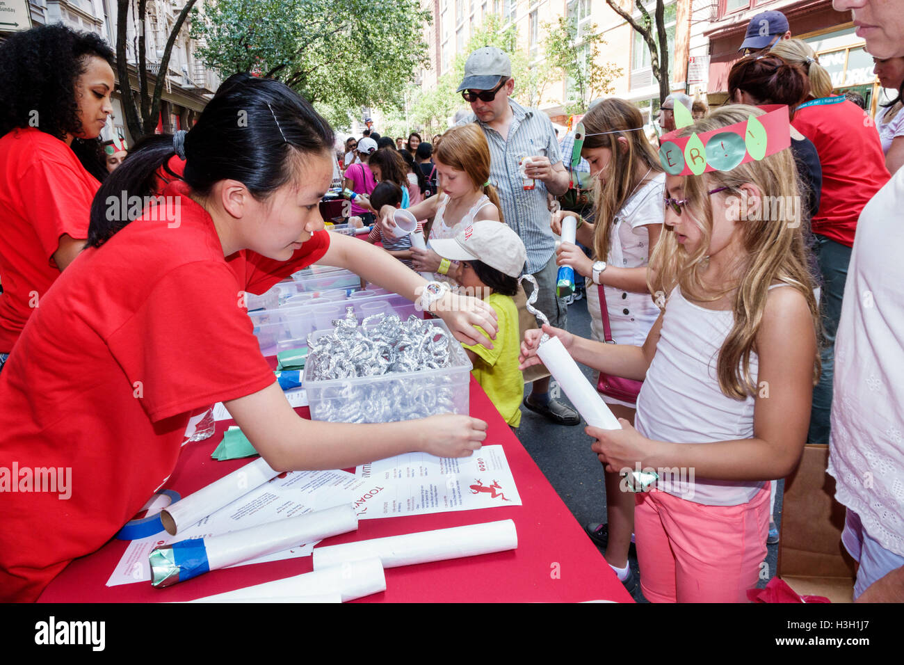 New York City, NY NYC, Manhattan, Chelsea, Rubin Museum of Art, Blockparty, jährliche Veranstaltung, Festival, Nepal-Thema, Kunstwerke für Kinder, Asiatische Asiaten ethnische im Stockfoto