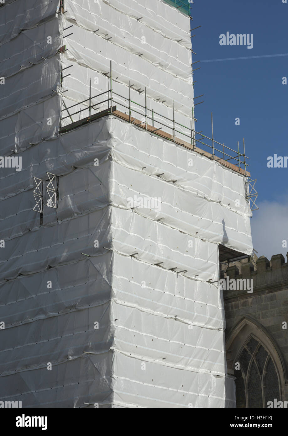 Sandstrahlen Auffangvorhänge schützen die Umwelt vor Gefahren in der Luft  während Renovierung aller Heiligen Kirche stehen whitefield Bury uk  Stockfotografie - Alamy