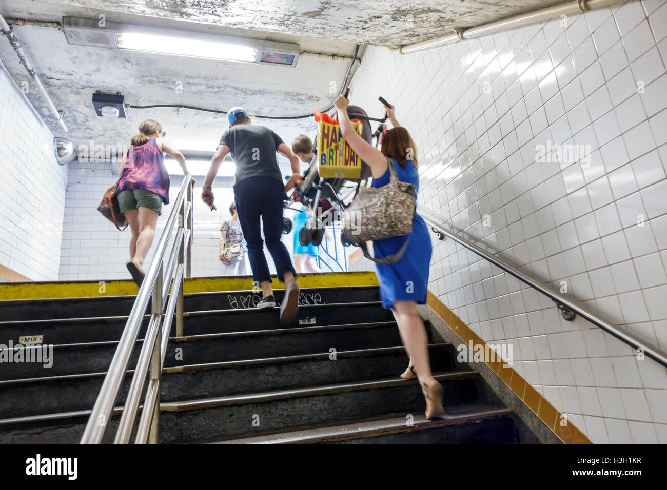 New York City, NY NYC Manhattan, U-Bahn, Station, Ausgang, Treppen, MTA, Erwachsene, Frauen, Männer, Männer, Kinderwagen, Anheben, Treppen hoch Stockfoto