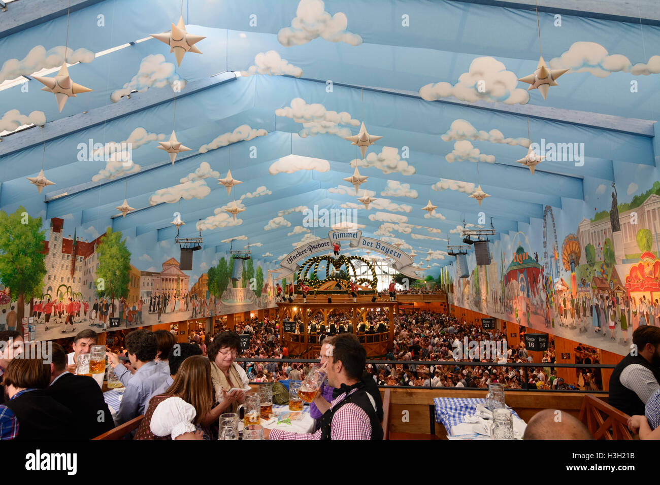 München, München: Oktoberfest-Bierfest: Hacker-Pschorr Brauerei Zelt, Gäste, Oberbayern, Oberbayern, Bayern, Bayern, Deutschland Stockfoto