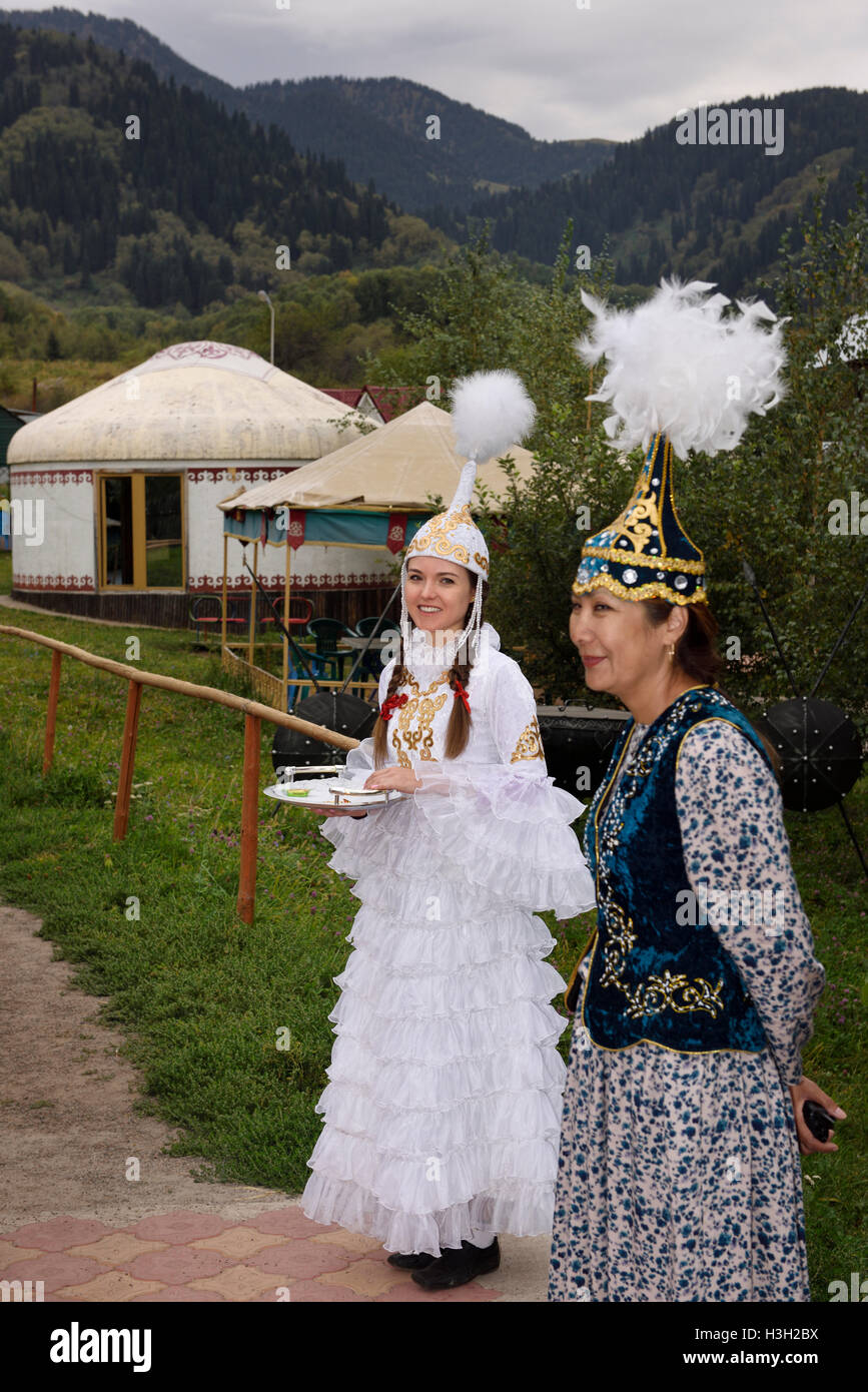 Traditionelle Begrüßung mit Shashu-kasachische Bonbons Hunnen Village Kasachstan Stockfoto