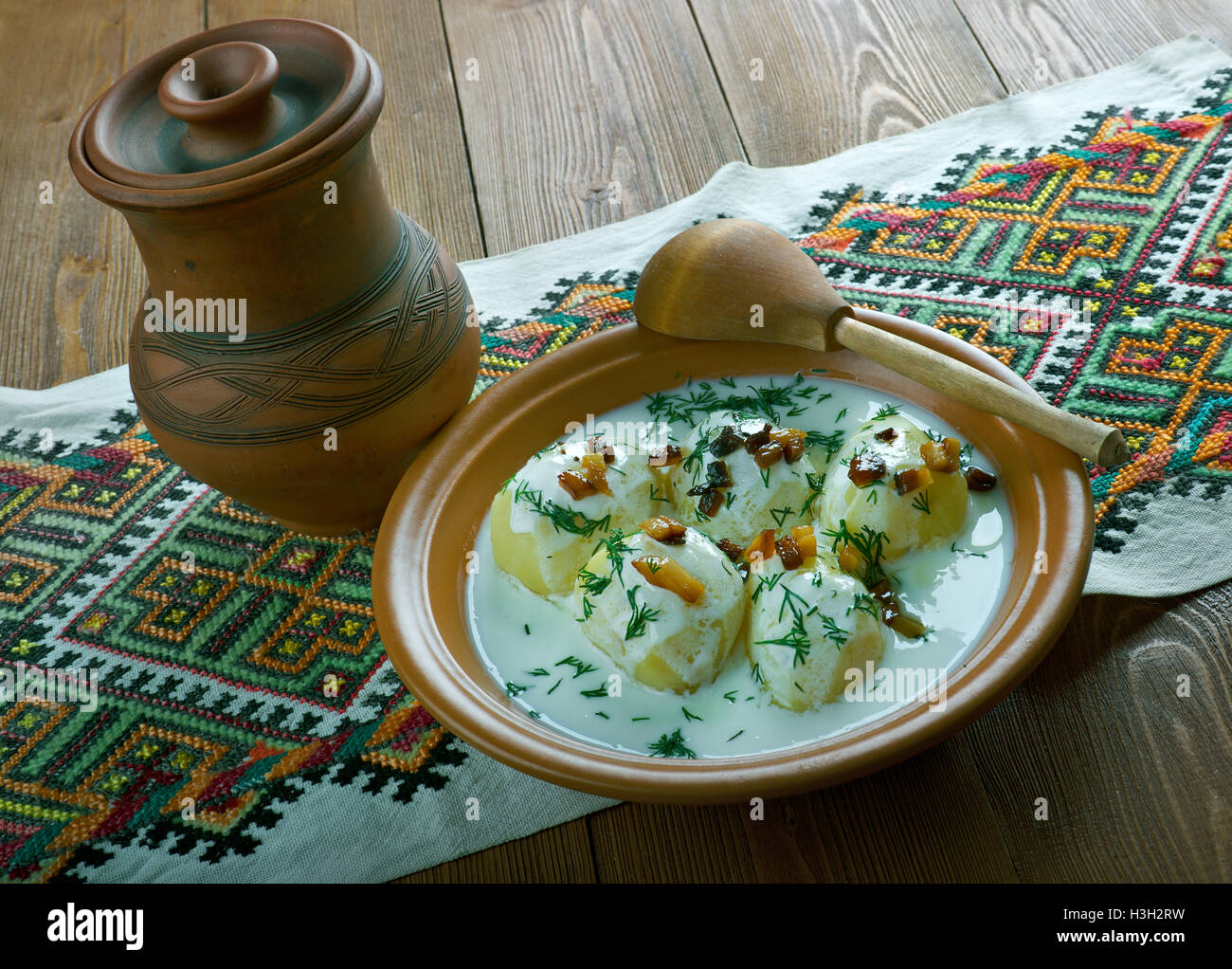 Fermentierte Milch Produkt Guslyanka mit Kartoffeln und gebratenen Speck. Karpaten-Küche Stockfoto