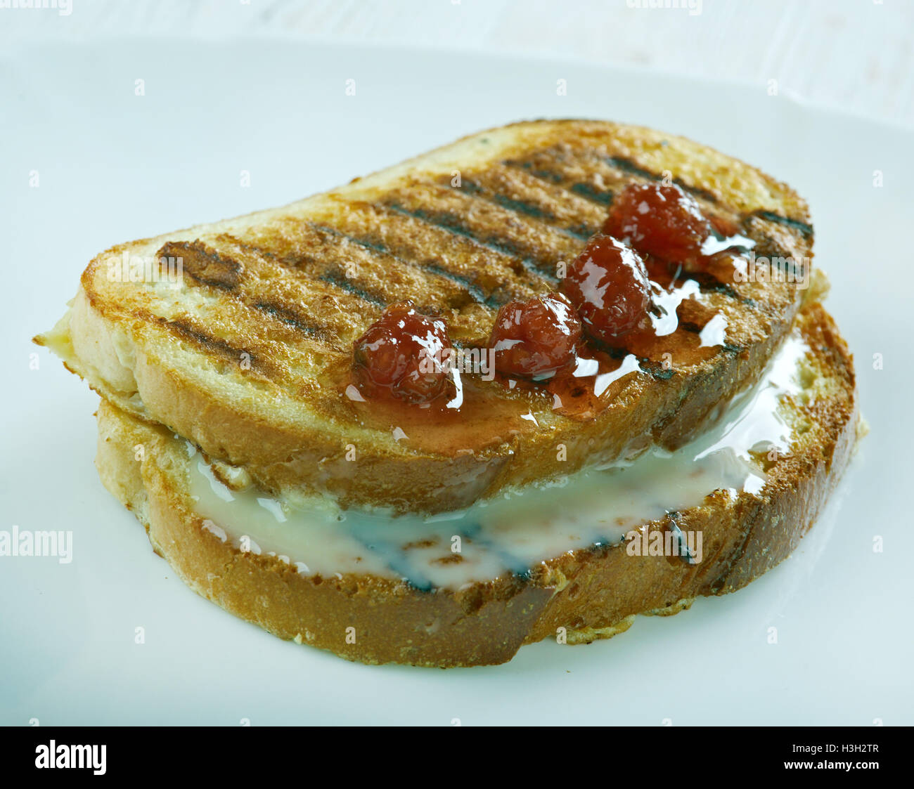 French Toast - Gericht aus Brot eingeweicht in geschlagenen Eiern und dann gebraten. Finnische Rikkaat ritarit Stockfoto