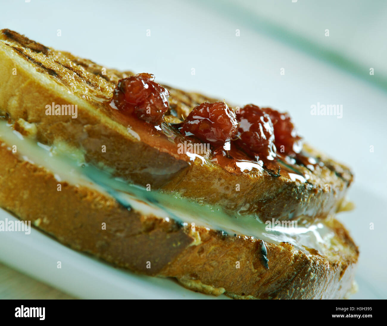 French Toast - Gericht aus Brot eingeweicht in geschlagenen Eiern und dann gebraten. Finnische Rikkaat ritarit Stockfoto