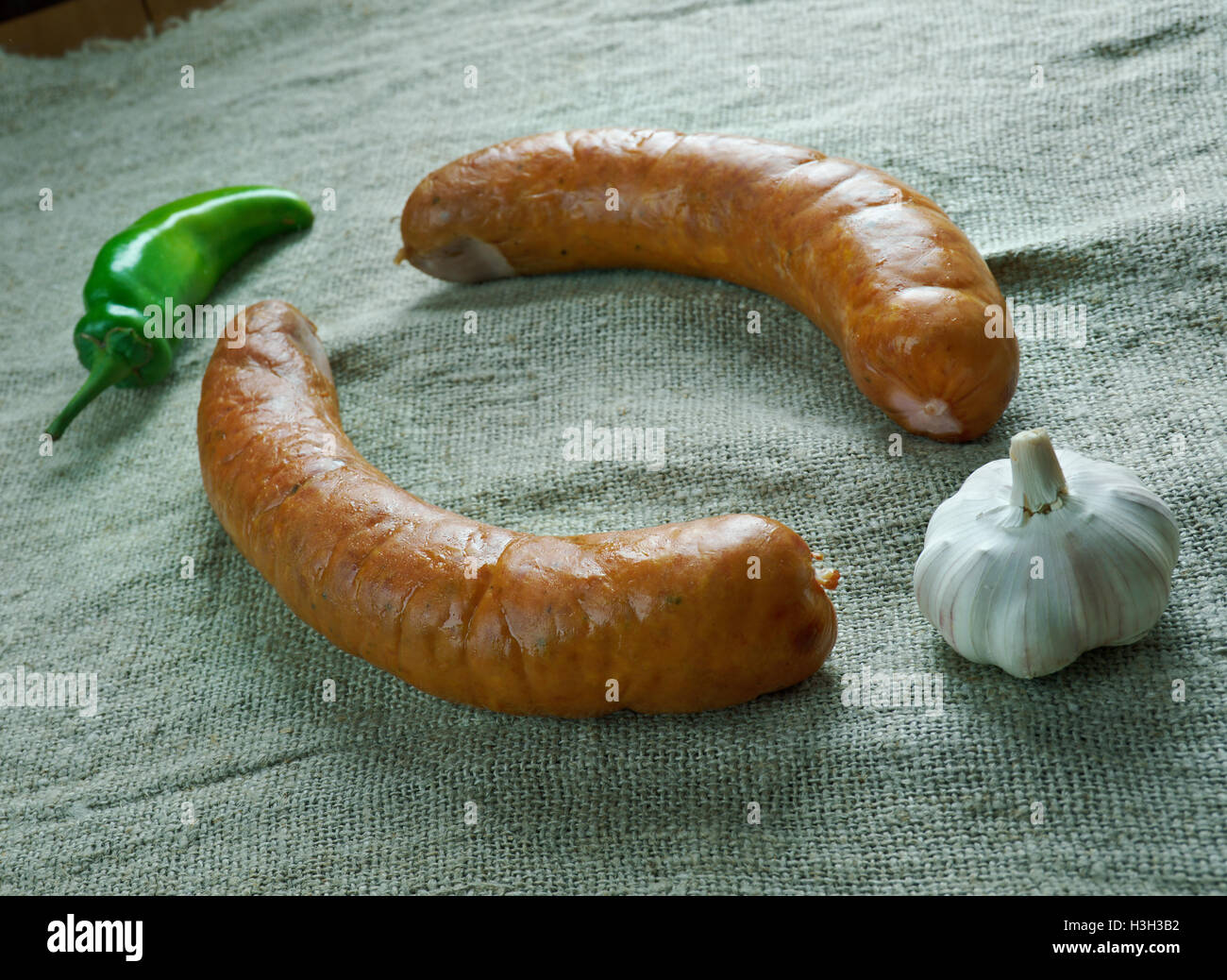Krakowska polnische Wurst Kielbasa. hergestellt aus Kürzungen von magerem Schweinefleisch, gewürzt mit Pfeffer, Piment, Koriander und Knoblauch, Stockfoto